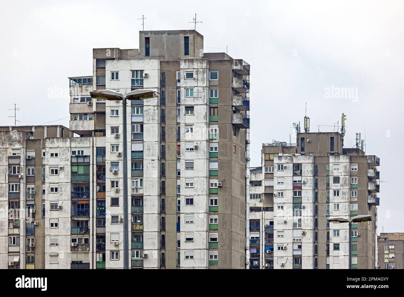 Edifici residenziali in cemento Brutalismo architettura a Nuova Belgrado Foto Stock