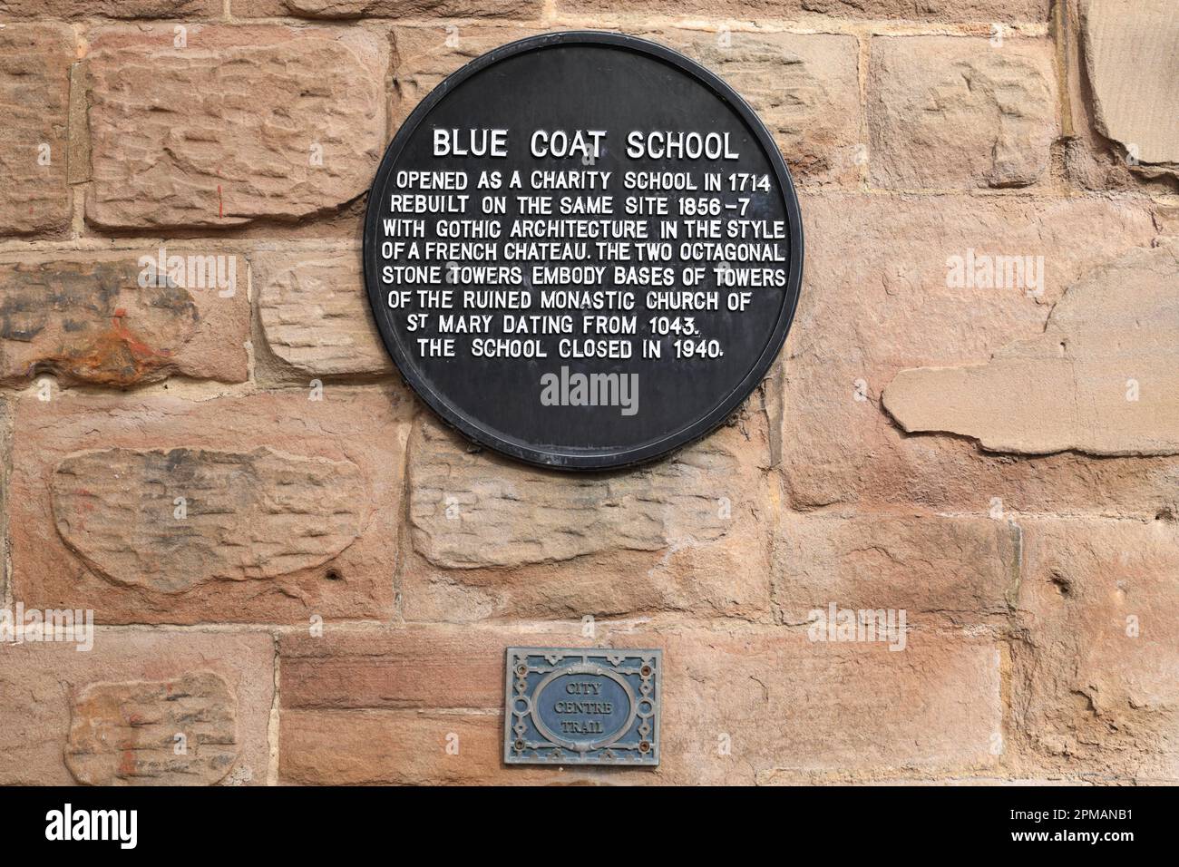 La targa della scuola Blue Coat, Coventry City, West Midlands, Inghilterra, Regno Unito Foto Stock