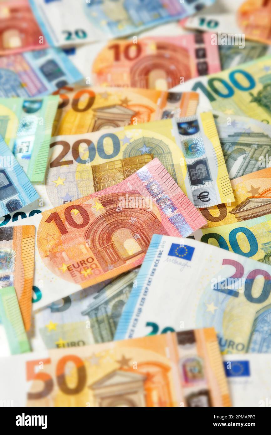 Banconote in euro conto risparmio denaro fondo paga pagamento finanze formato ritratto banconote ricche Foto Stock