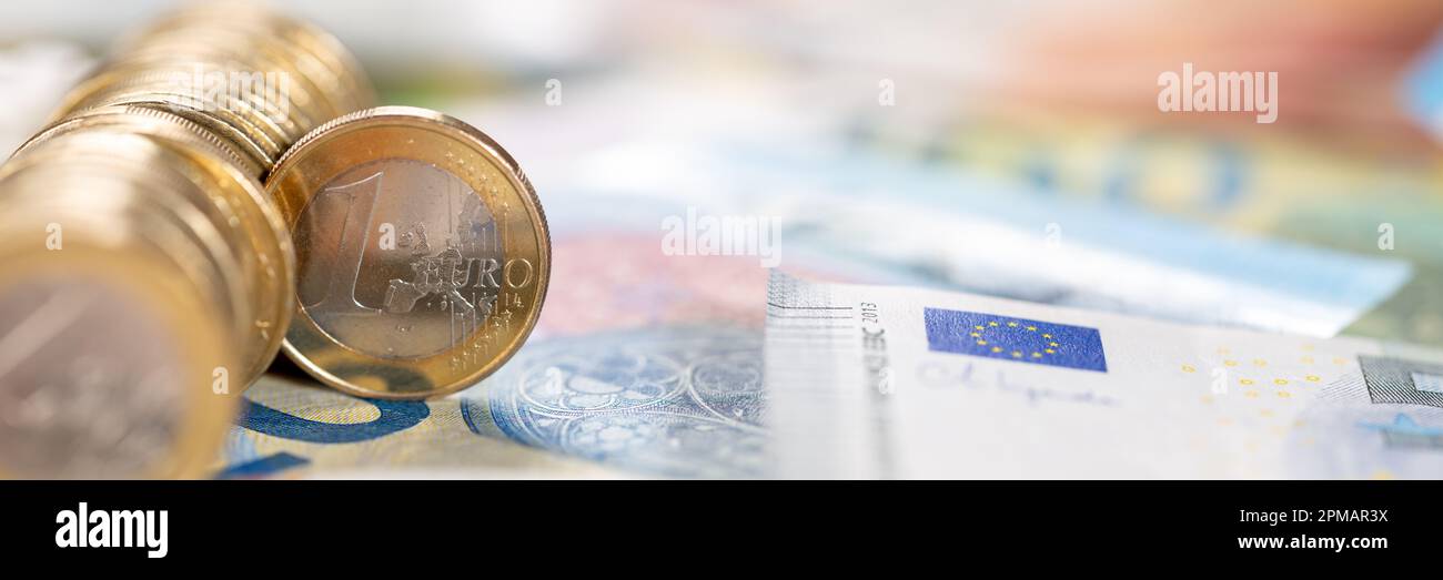 Un euro moneta denaro risparmio pagare le finanze con copyspace copia spazio panorama ricco Foto Stock