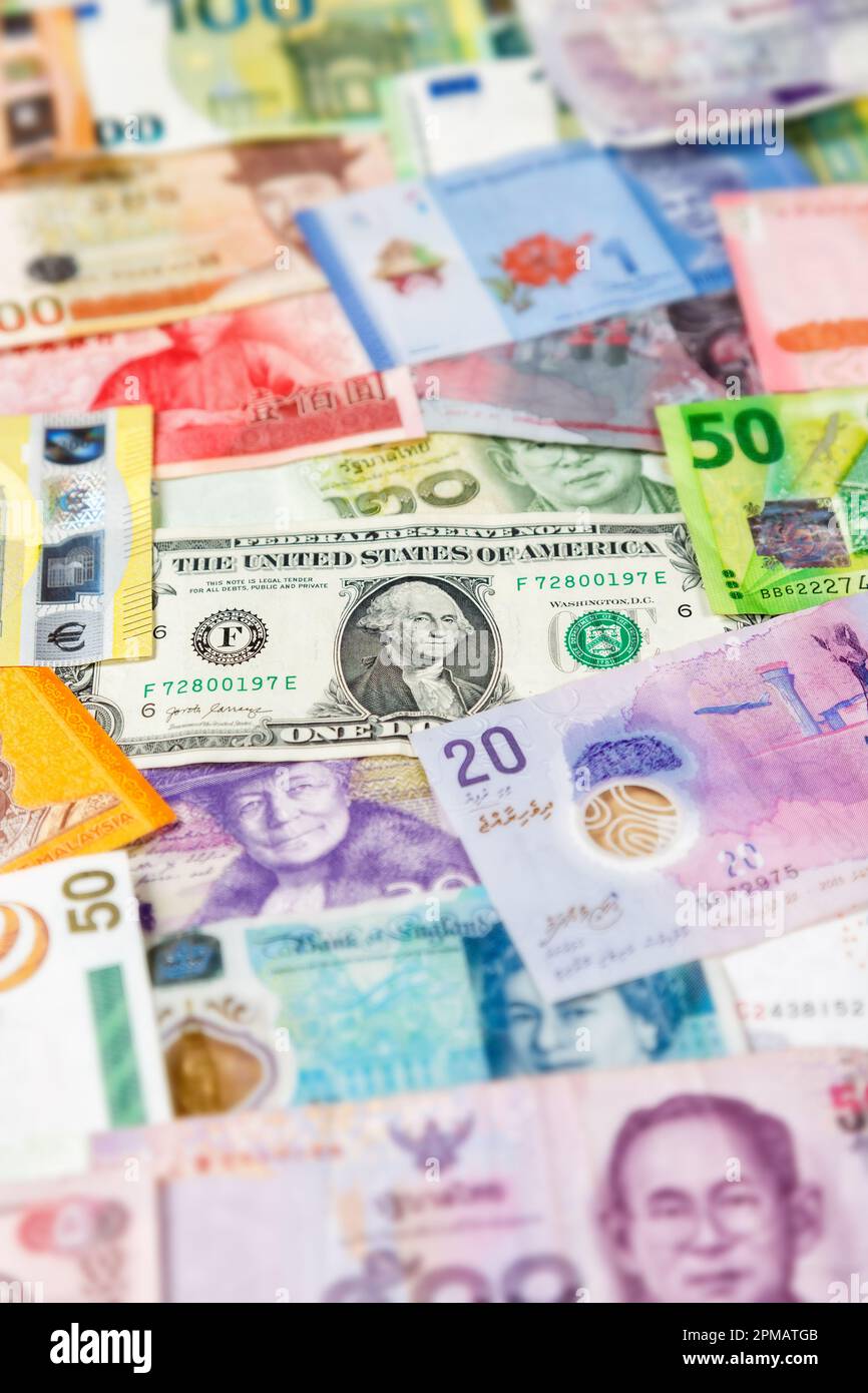 Banconote in euro Euro Dollaro sfondo valuta per viaggi ritratto formato pagare finanze ricchi Foto Stock