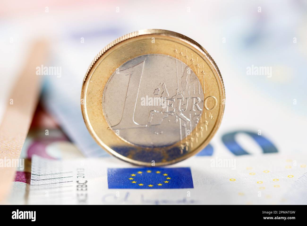 Un euro moneta denaro risparmio pagare le finanze con copyspace copia spazio ricco Foto Stock