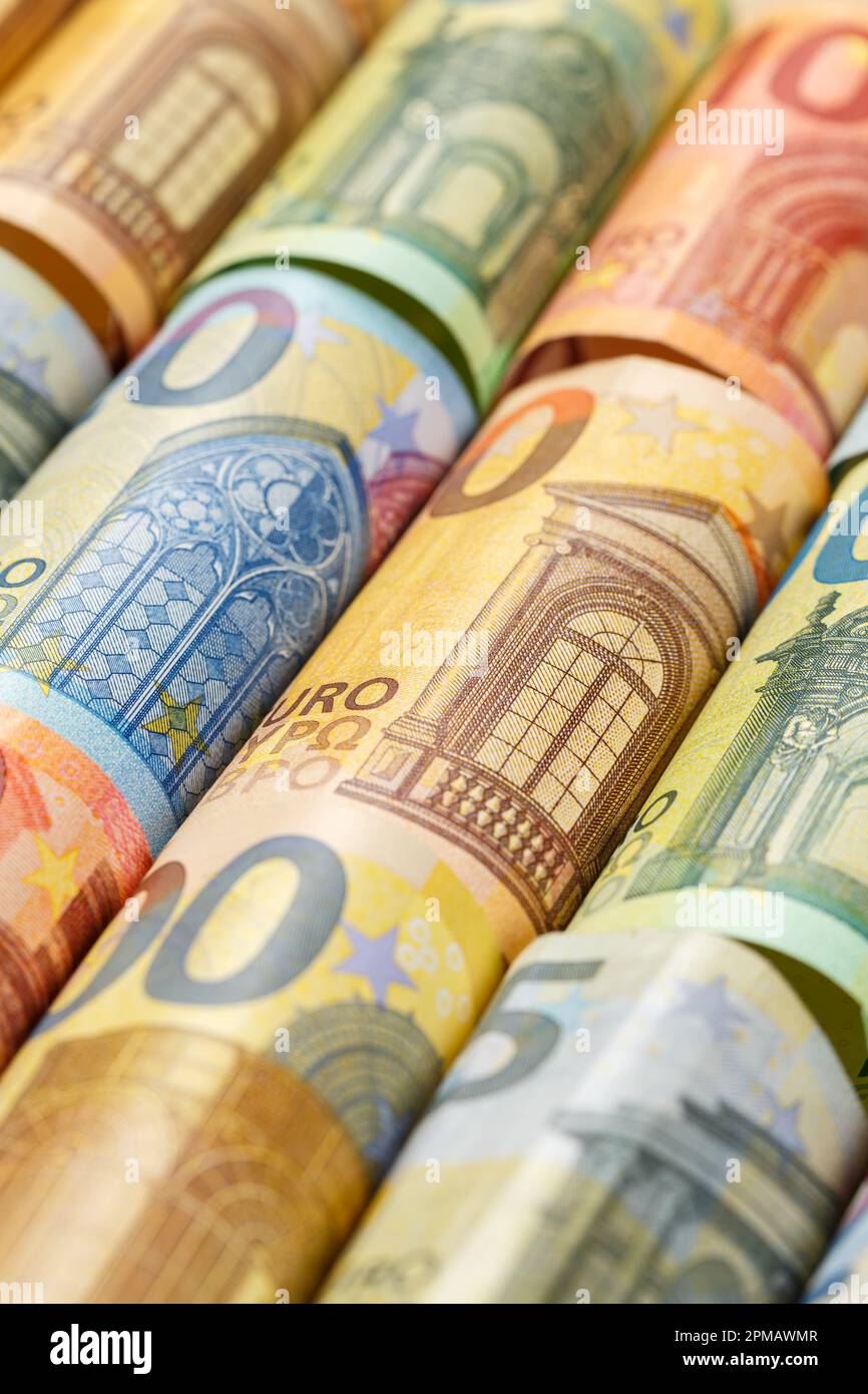 Banconote in euro conto risparmio denaro fondo paga pagamento finanze formato ritratto banconote ricche Foto Stock