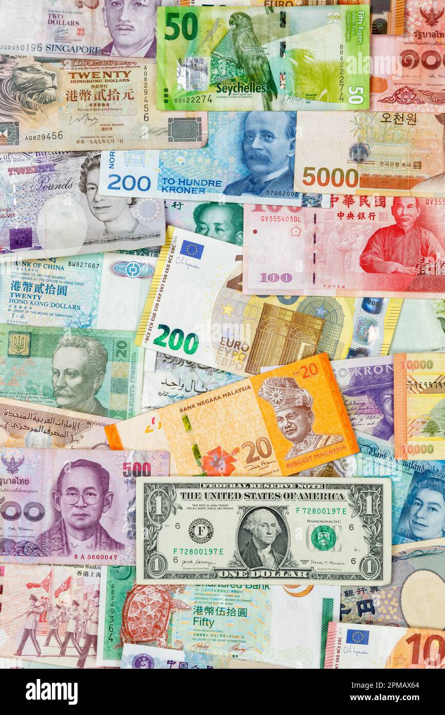 Banconote in euro Euro Dollaro sfondo valuta per viaggi ritratto formato pagare finanze ricchi Foto Stock