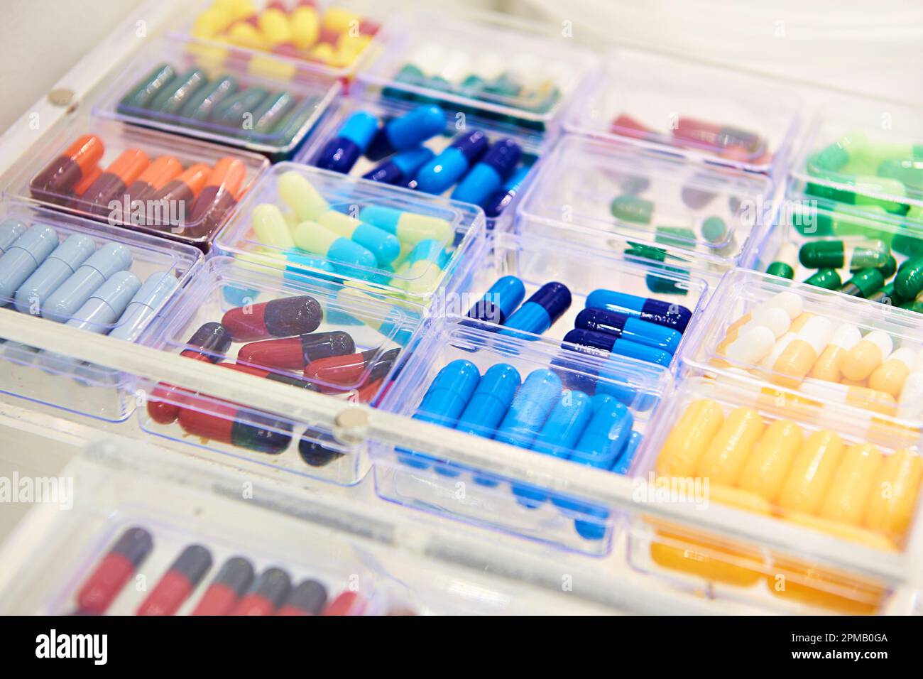 Pillole di droga solubili in una scatola di plastica Foto Stock