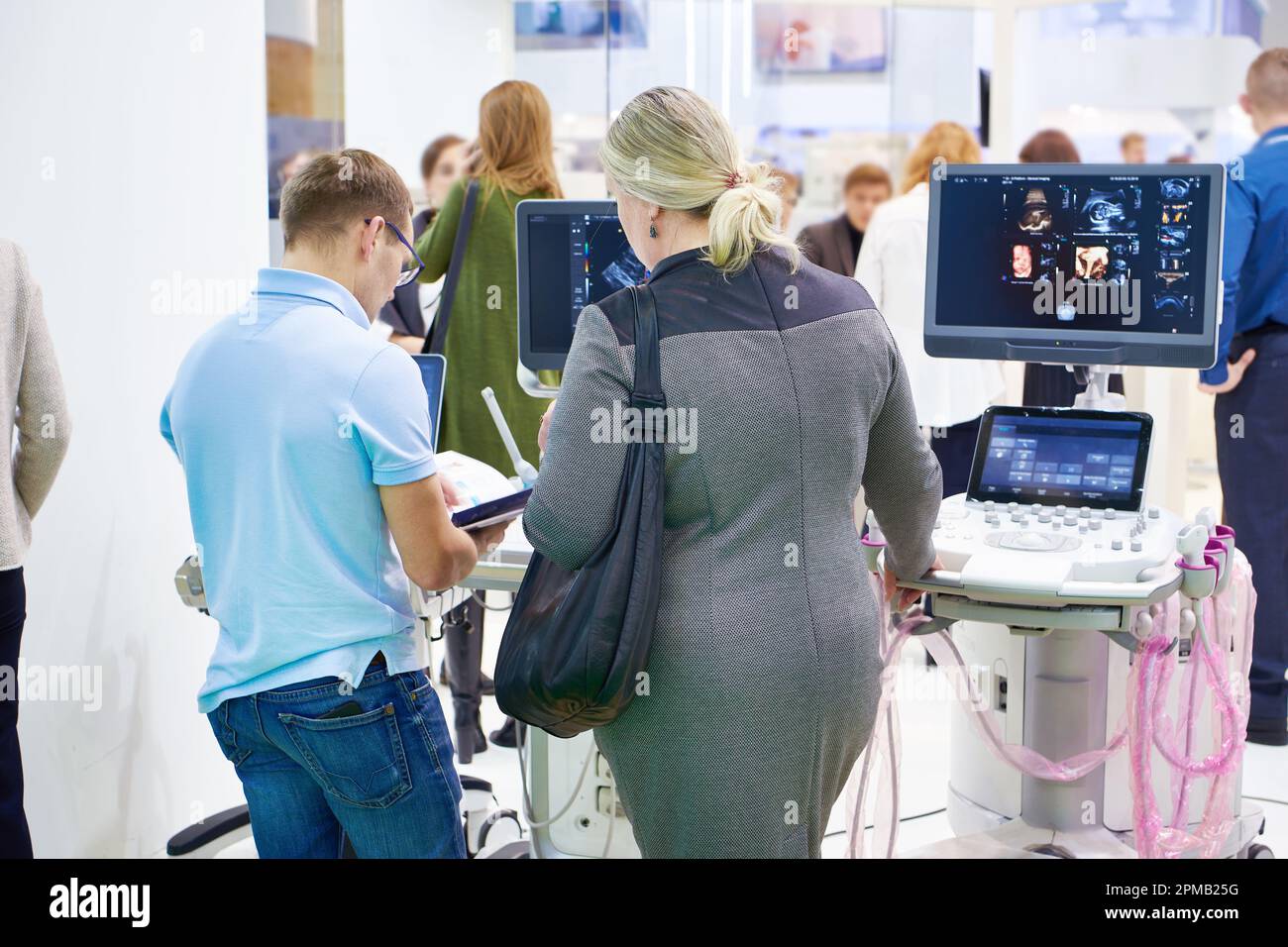 Visitatori alla mostra sulle attrezzature mediche Foto Stock
