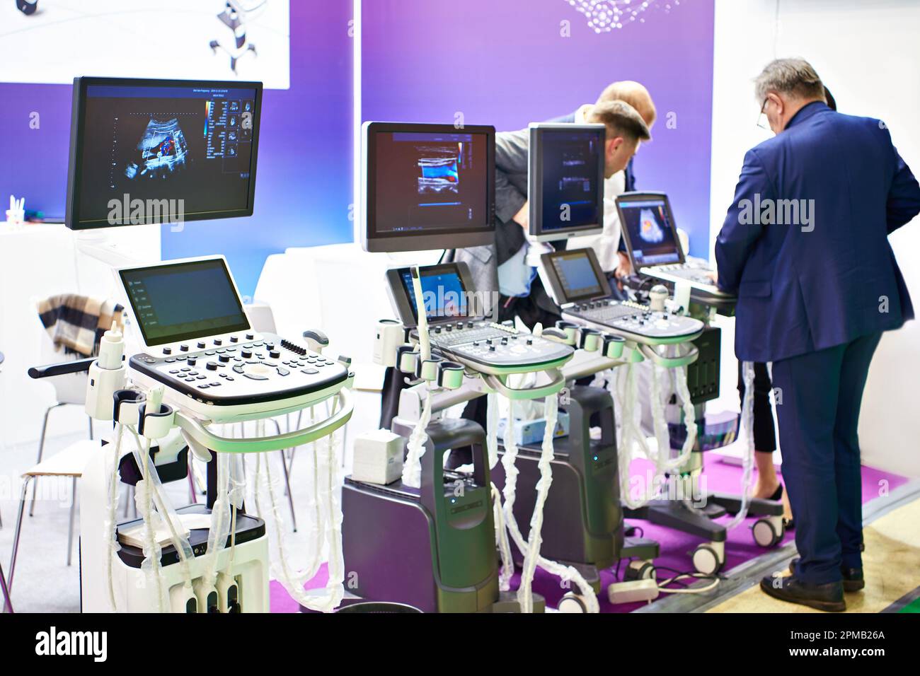 Visitatori alla mostra sulle attrezzature mediche Foto Stock