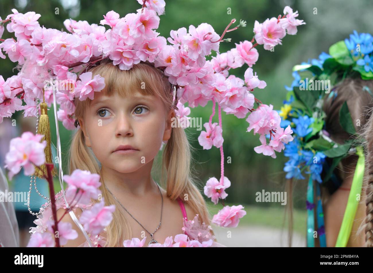 Cherkasy, Ucraina - Jule 6,2018. Bambini ucraini in abito luminoso su concorso di bellezza e di moda alla tradizionale festa annuale slava di Foto Stock