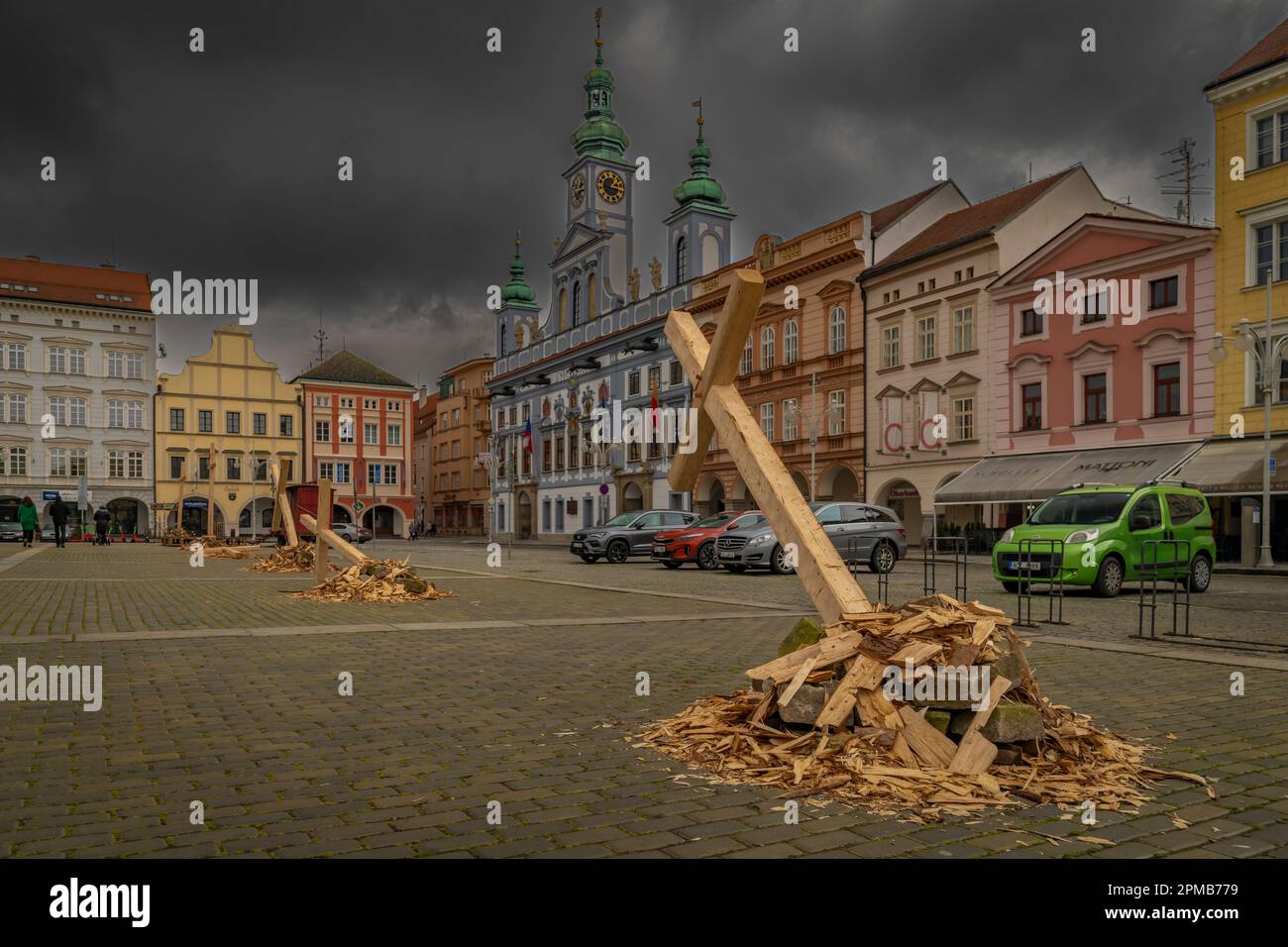 Celebrazione della Pasqua sulla piazza principale con crocifisso ligneo e cielo scuro a Ceske Budejovice 04 10 2023 Foto Stock