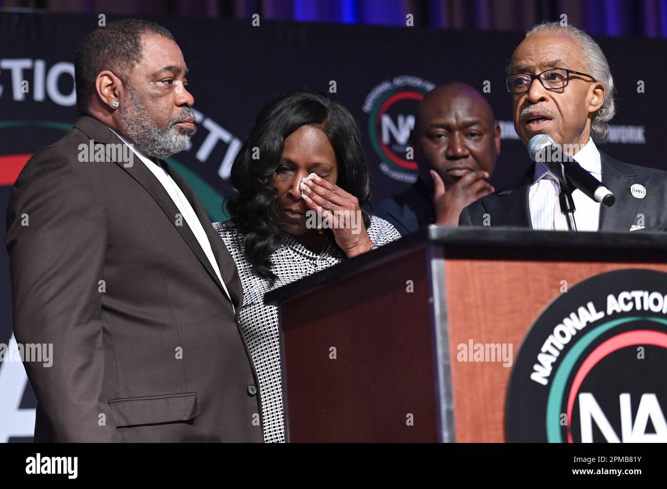 New York, Stati Uniti. 12th Apr, 2023. (L-R) Rodney Wells, RowVaughn Wells (r), madre di Tiro Nichols, avvocato Benjamin Crump e Rev. Al Sharpton partecipano alla conferenza National Action Network (Nan) allo Sheraton Hotel di New York, NY, 12 aprile 2023. (Foto di Anthony Behar/Sipa USA) Credit: Sipa USA/Alamy Live News Foto Stock