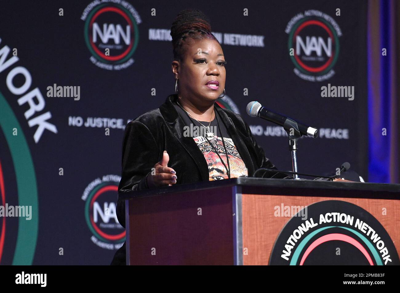 New York, Stati Uniti. 12th Apr, 2023. Sybrina Fulton, madre di Trayvon Martin, parla alla conferenza National Action Network (NAN) presso lo Sheraton Hotel di New York, NY, 12 aprile 2023. (Foto di Anthony Behar/Sipa USA) Credit: Sipa USA/Alamy Live News Foto Stock