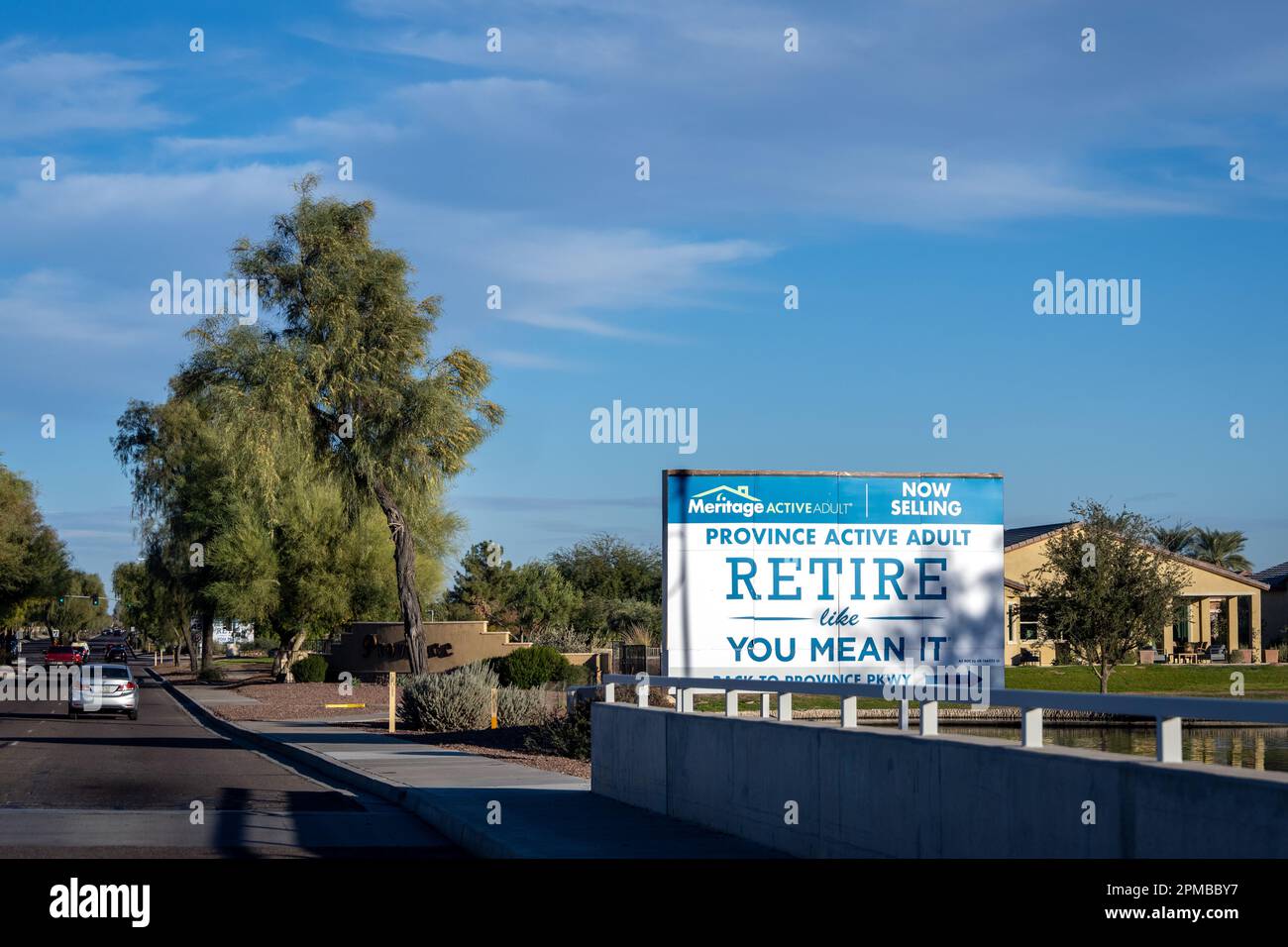 Maricopa, Arizona - 28 novembre 2022: Provincia attiva Adulto 55 più comunità da Meritage Homes segnaletica dice 'retire come si intende.' Foto Stock