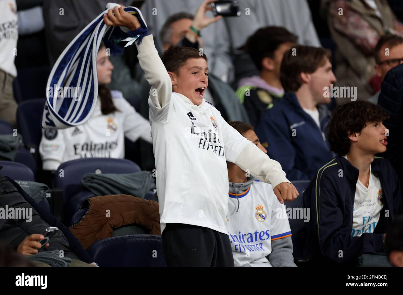 I tifosi del Real Madrid si trovano in tribuna prima tappa della finale della UEFA Champions League al Santiago Bernabeu Stadium di Madrid, Spagna. Data immagine: Mercoledì 12 aprile 2023. Foto Stock