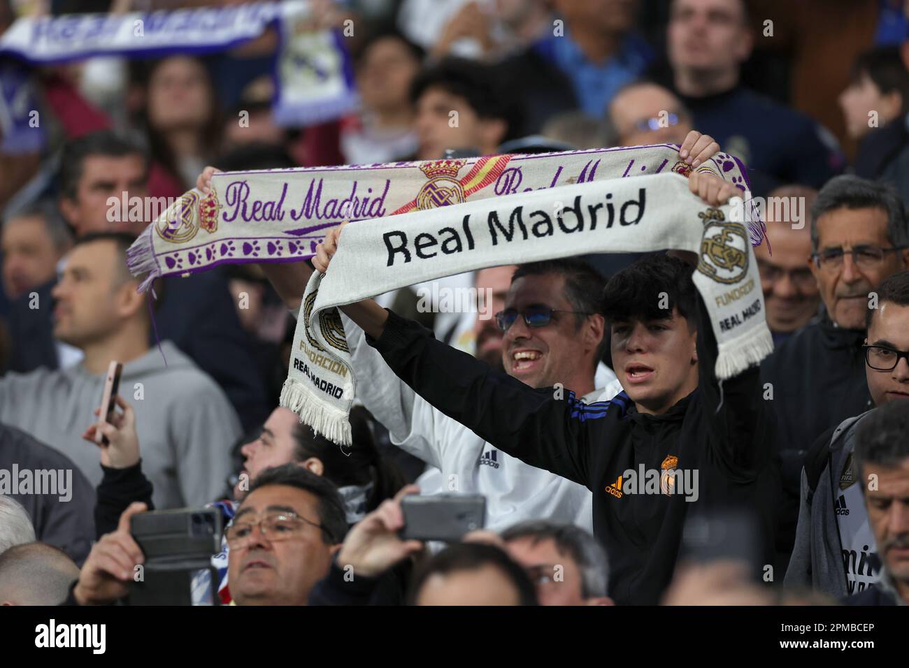 I tifosi del Real Madrid si trovano in tribuna prima tappa della finale della UEFA Champions League al Santiago Bernabeu Stadium di Madrid, Spagna. Data immagine: Mercoledì 12 aprile 2023. Foto Stock