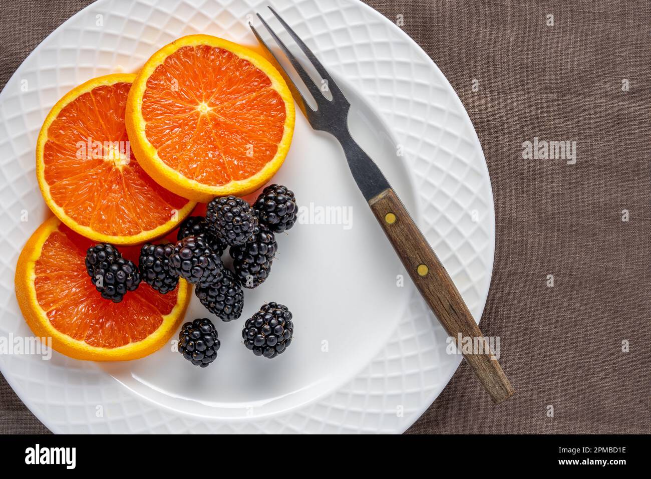 colazione a base di frutta fresca, cara, fette d'arancia e more. Le arance di cara cara sono una buona fonte di licopene. I more forniscono la vitamina K. entrambi Foto Stock