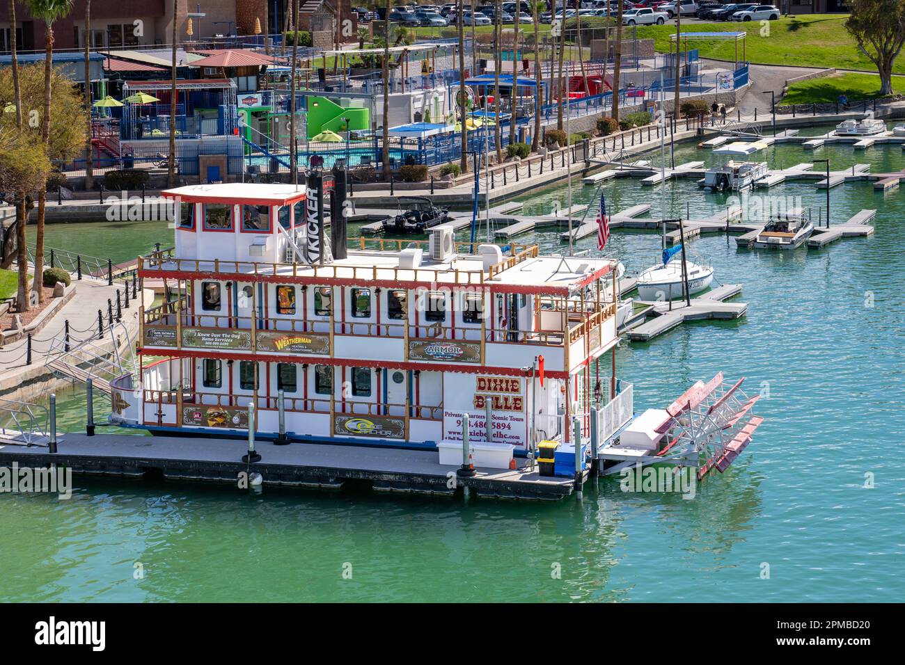 Lake Havasu City, AZ - 10 marzo 2023: La barca Dixie Belle in stile ruota a pale offre tour panoramici del lago Havasu tutto l'anno dal molo al Lond Foto Stock