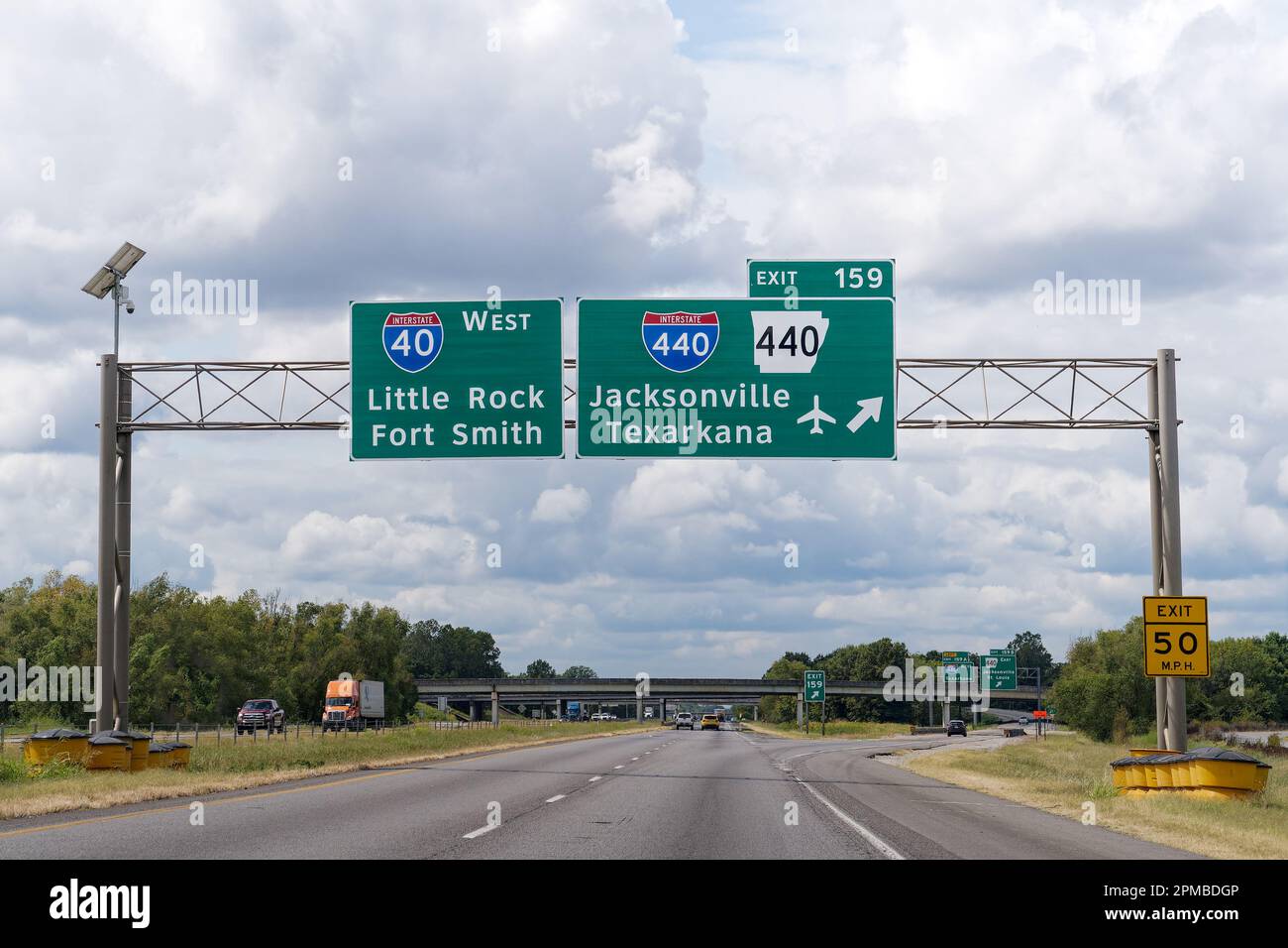 North Little Rock, Arkansas - 13 settembre 2021: Uscita 159 segno sulla i 40 per i 440 e Arkansas 440 verso Texarkana, il sobborgo di Little Rock di Jacksonville, e. Foto Stock