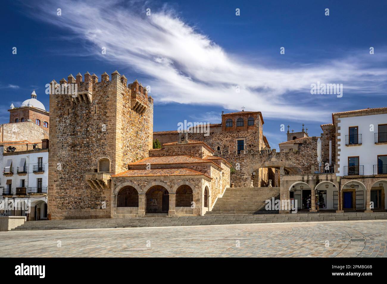 Vista dell'Arco de la Estrella e parte del complesso monumentale dalla Plaza Mayor di Caceres, Spagna Foto Stock