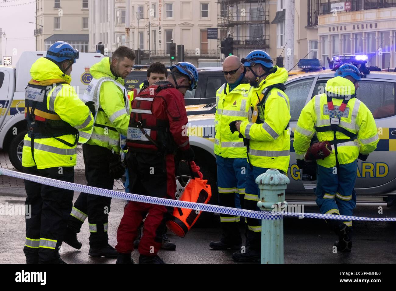 Brighton Beach, città di Brighton & Hove, East Sussex, Regno Unito. Le squadre di ricerca della guardia costiera del Sussex possono essere viste guardando nel mare lungo Albion Groyne, vicino al molo del Palazzo di Brighton intorno alle 3,50pm:00, mentre gli agenti di polizia hanno sfilato sul molo. 12th aprile 2023. David Smith/Alamy Live News Foto Stock