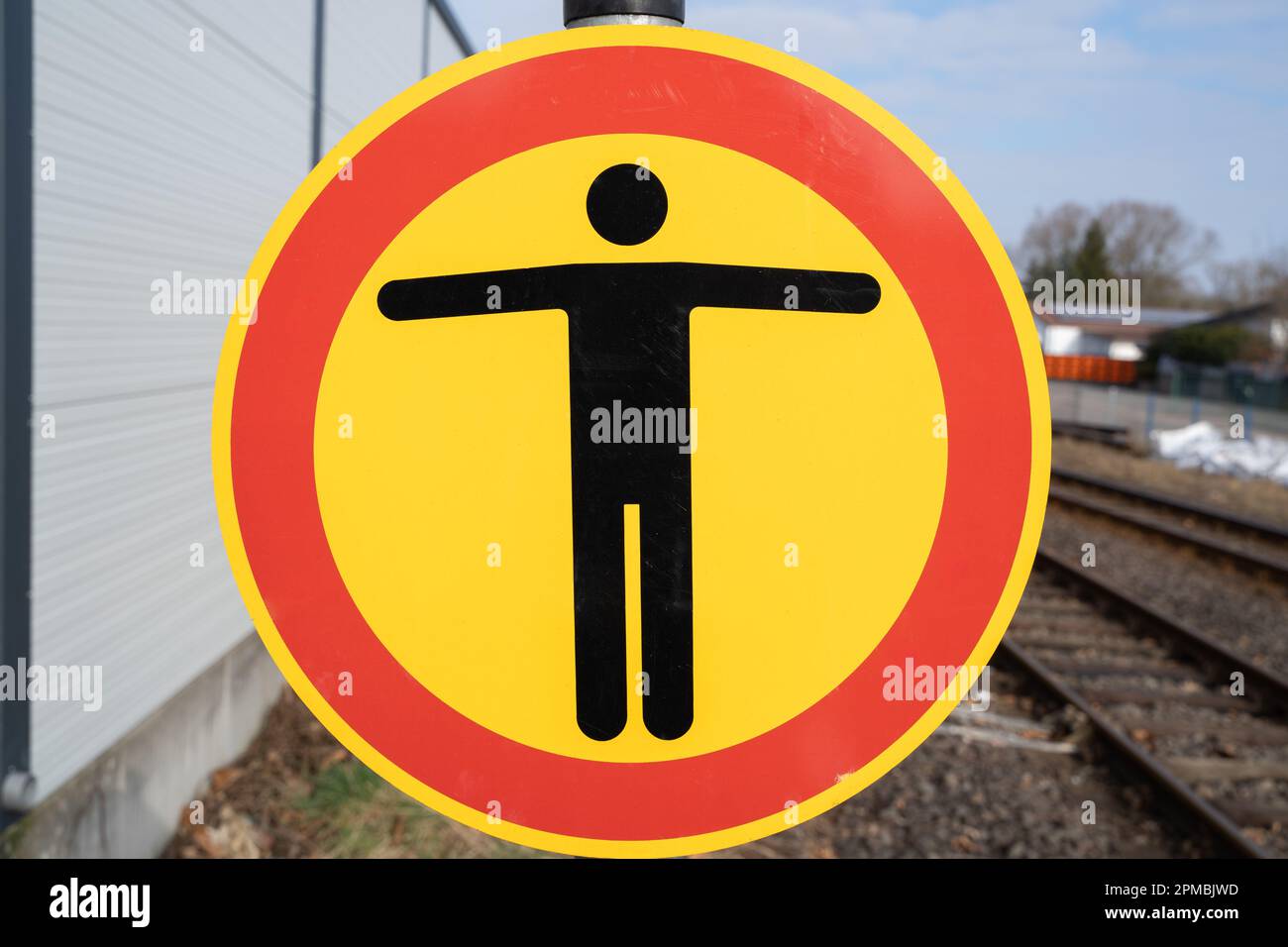 Non c'è alcun cartello di passaggio sulla stazione ferroviaria con rotaie sullo sfondo Foto Stock