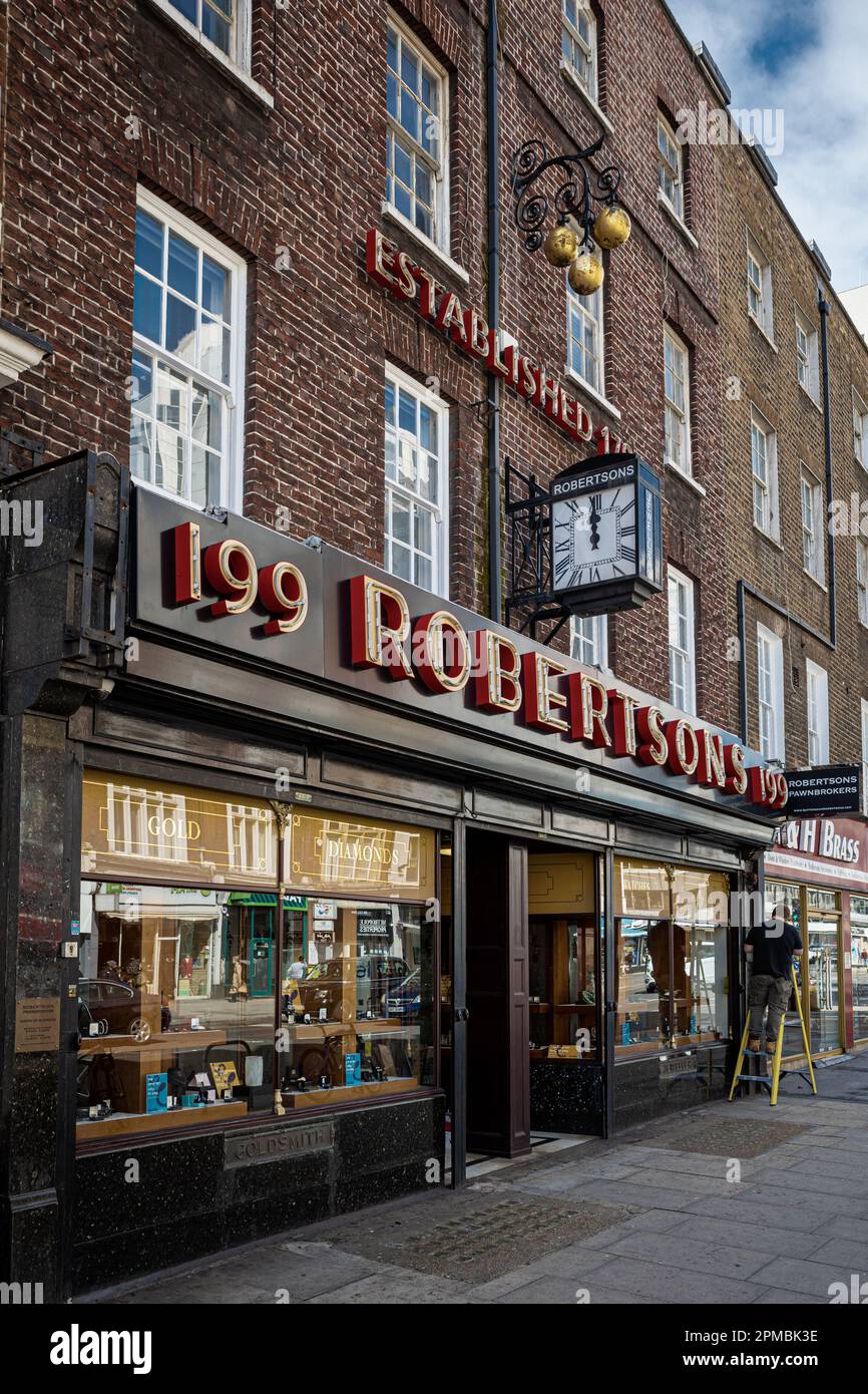 Robertsons Pawnbroker London - Suttons & Robertsons Pawnbroker at 199 Edgware Rd London. Robertsons è il tradizionale londinese pawnbroker est. 1797. Foto Stock