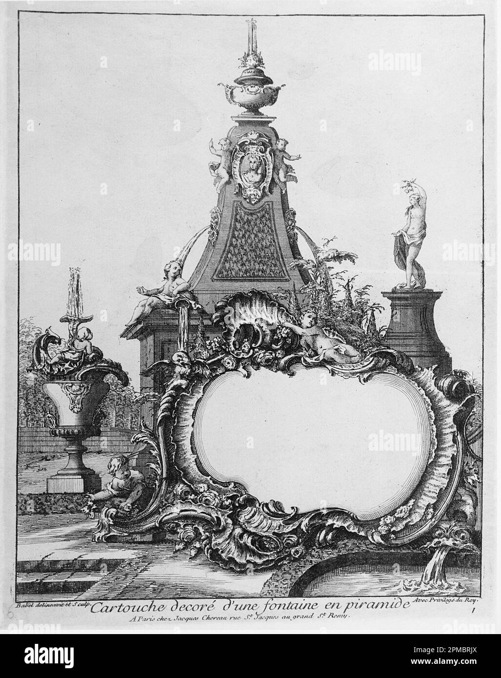 Stampa, Cartouche decoré d'une fontaine en piramide; progettato da Pierre Edme Babel (francese, 1720–1775); pubblicato da Jacques Chéreau (francese, 1688–1776); Francia; incisione su carta steso biancastra; foglio: 34,5 x 22,5 cm (13 9/16 x 8 7/8 pollici) Platemark: 28,2 x 19 cm (11 1/8 x 7 1/2 pollici) Foto Stock