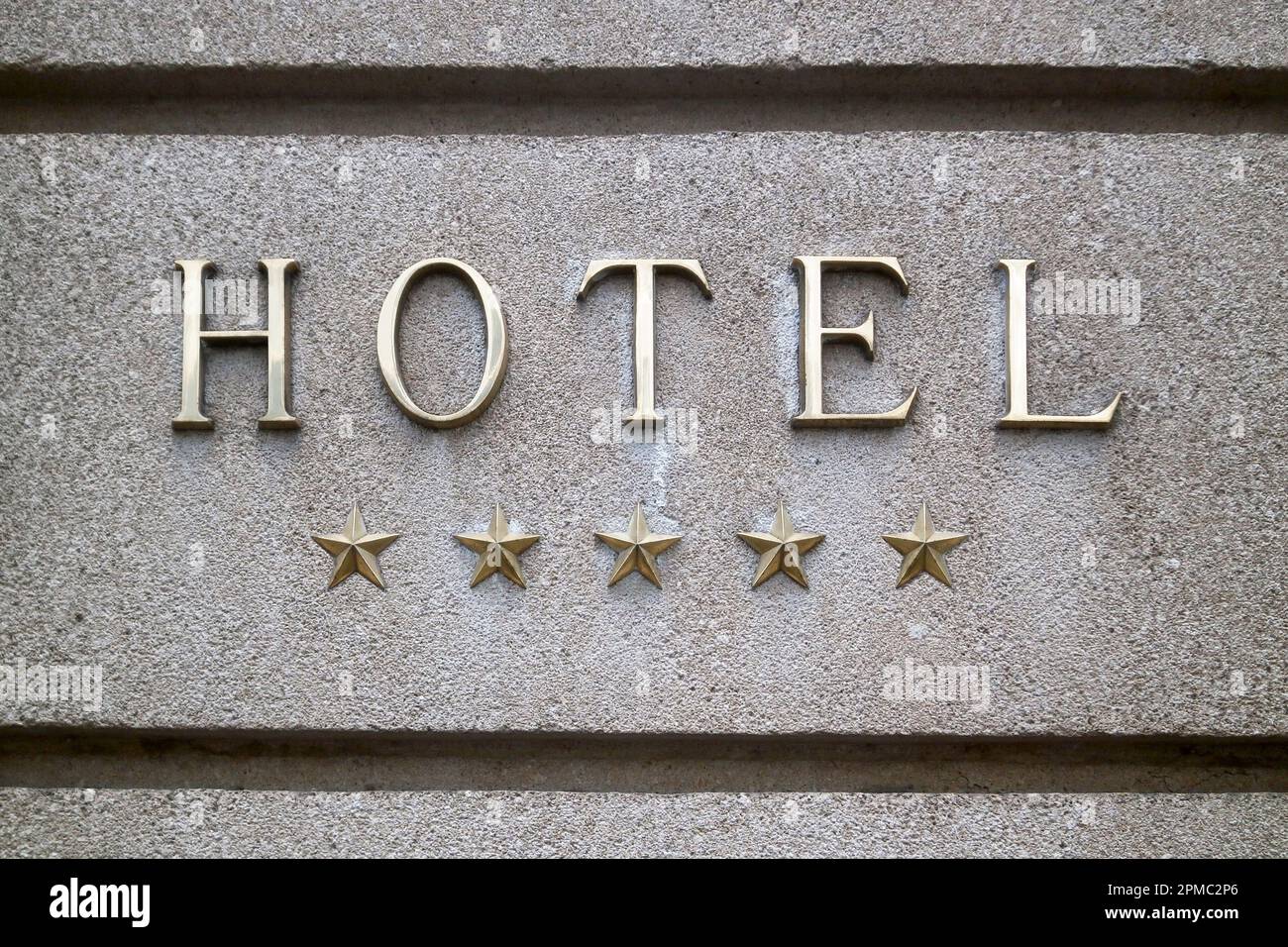 Primo piano su un cartello di ottone a 5 stelle. Foto Stock