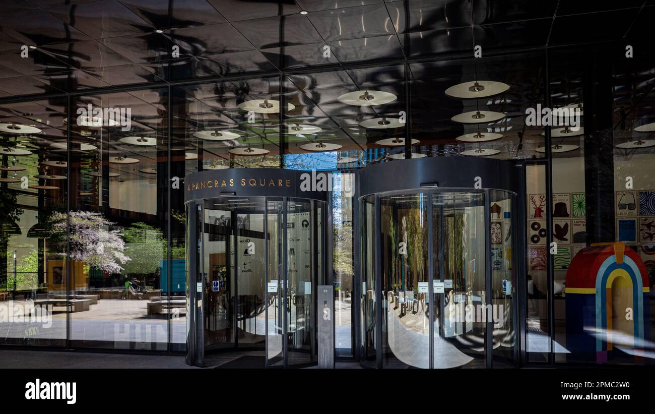 Universal Music Group UK uffici di Londra presso Four Pancras Square Kings Cross London. Foyer degli uffici UMG UK al 4 di Pancras Square a Londra. Foto Stock