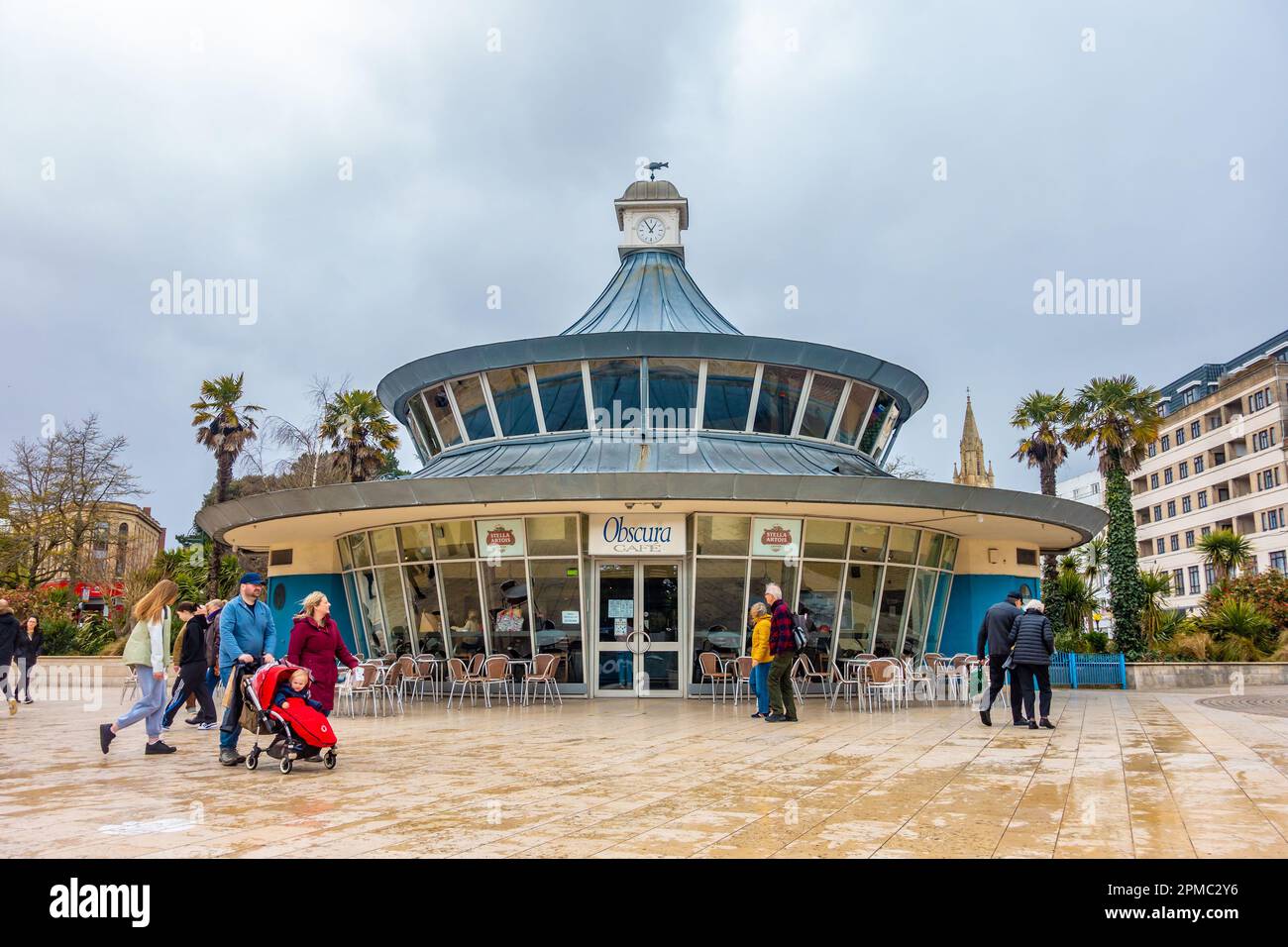 Obscura Cafe situato nella Piazza nel cuore vivace di Bournemouth visto sotto un cielo tempestoso in Aril 2023 con i turisti che camminano intorno Foto Stock