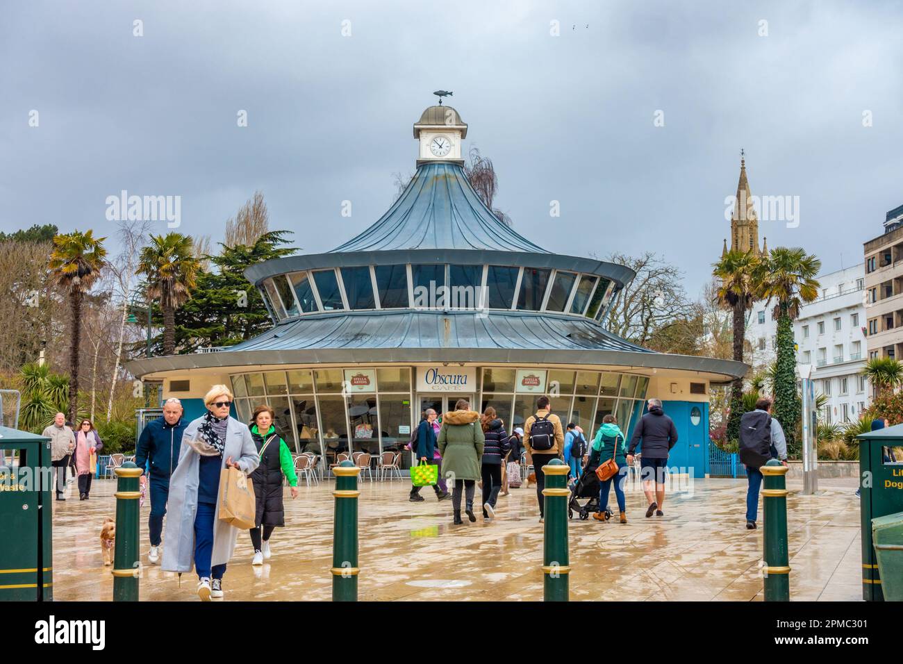 Obscura Cafe situato nella Piazza nel cuore vivace di Bournemouth visto sotto un cielo tempestoso in Aril 2023 con i turisti che camminano intorno Foto Stock