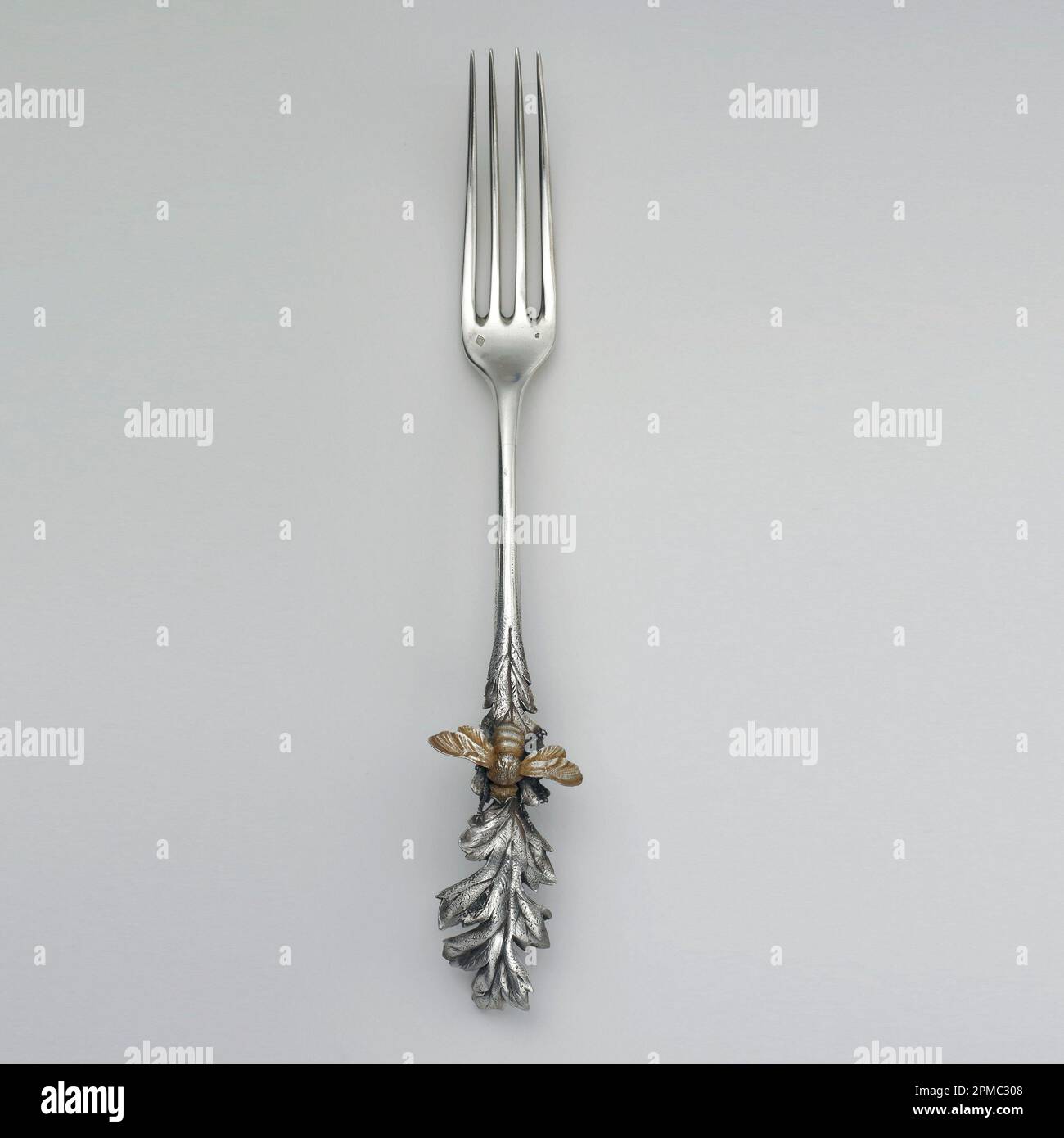 Forchetta da dessert con forchetta a ape; prodotta da Charles Victor Gibert (francese); Francia; argento calettato e inzinato, argento dorato; L x L x P: 18,3 x 2,9 x 2,5 cm (7 3/16 x 1 1/8 x 1 pollici) Foto Stock Forchetta da dessert con forchetta a ape; prodotta da Charles Victor Gibert (francese); Francia; argento calettato e inzinato, argento dorato; L x L x P: 18,3 x 2,9 x 2,5 cm (7 3/16 x 1 1/8 x 1 pollici) Foto Stock