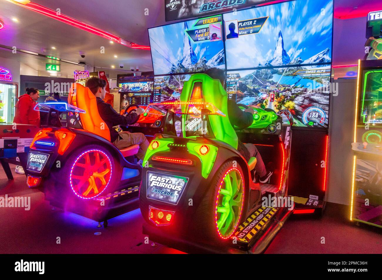 Un gioco di corse nella sala giochi sul molo di Bournemouth, rumoroso con luci al neon colorate, divertente e divertente Foto Stock