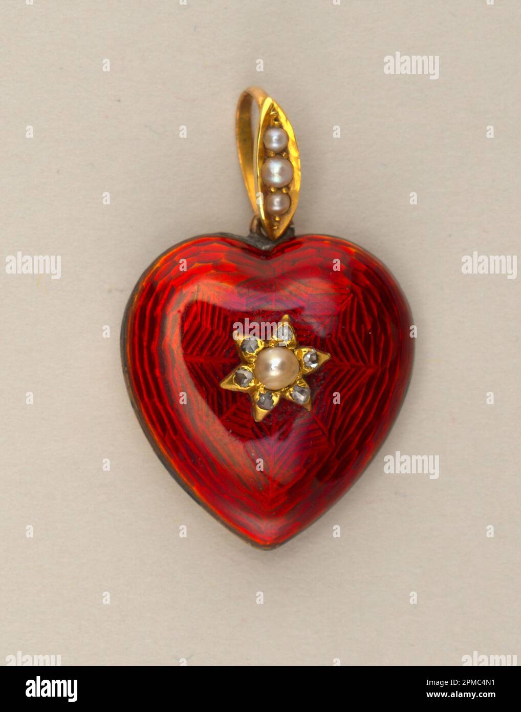 Locket a forma di cuore Ciondolo; Inghilterra; oro, argento, smalto, Perle, diamanti; totale: 3,2 x 2,2 x 0,9 cm (1 1/4 x 7/8 x 3/8 pollici) Foto Stock