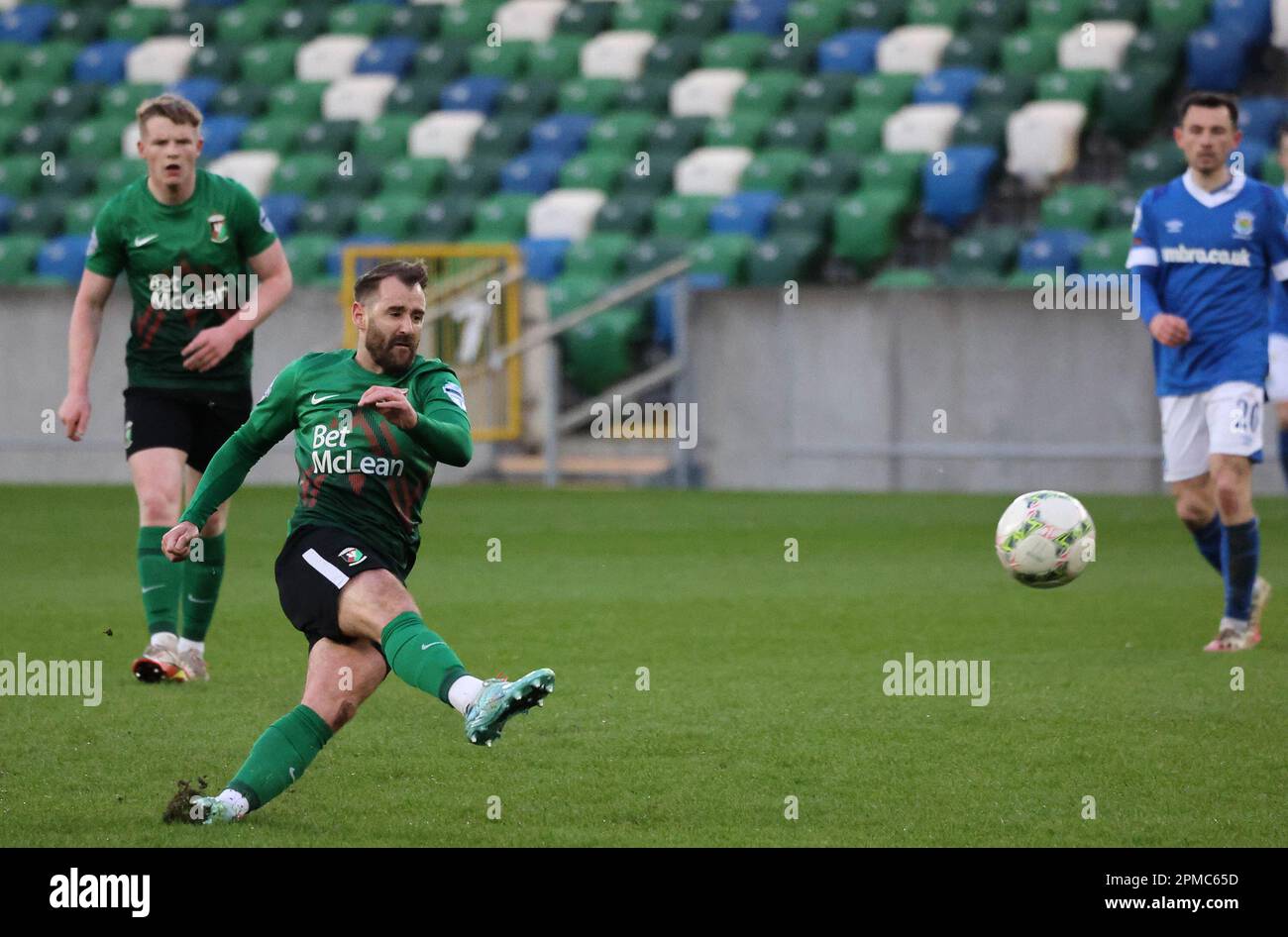 Windsor Park, Belfast, Irlanda del Nord, Regno Unito. 12 Apr 2023. Danske Bank Premiership – Linfield / Glentoran. Azione dal gioco di stasera al Windsor Park (Linfield in blu). Niall McGinn Glentoran. Credit: CAZIMB/Alamy Live News. Foto Stock