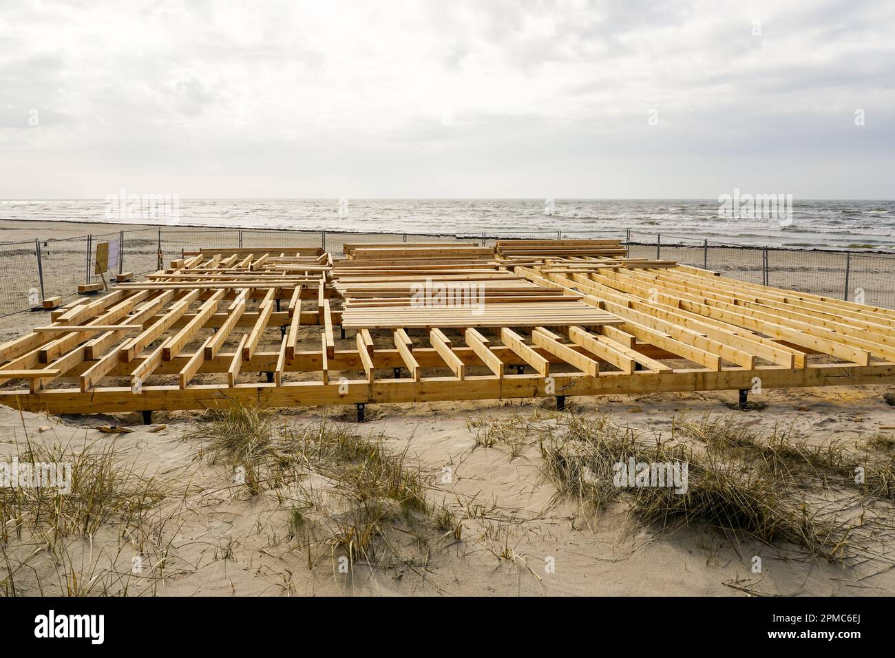 Costruzione di un nuovo pavimento in legno naturale sulla costa baltica per una caffetteria stagionale Foto Stock