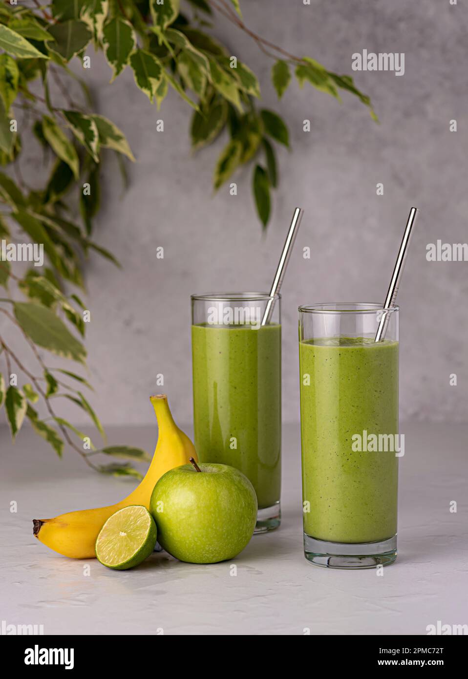 Fotografia alimentare di frullato, colazione, mela, banana, lime, bere, succo, bevanda, energia, detox, verde, rustico, primavera, paglia, crudo, aggiornamento Foto Stock