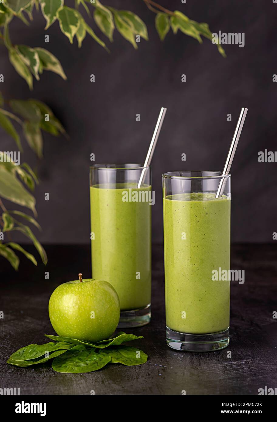 Fotografia alimentare di frullato, colazione, mela, spinaci, bevande, succo, bevanda, energia, disintossicazione, verde, rustico, primavera, paglia, crudo, rinfrescante Foto Stock