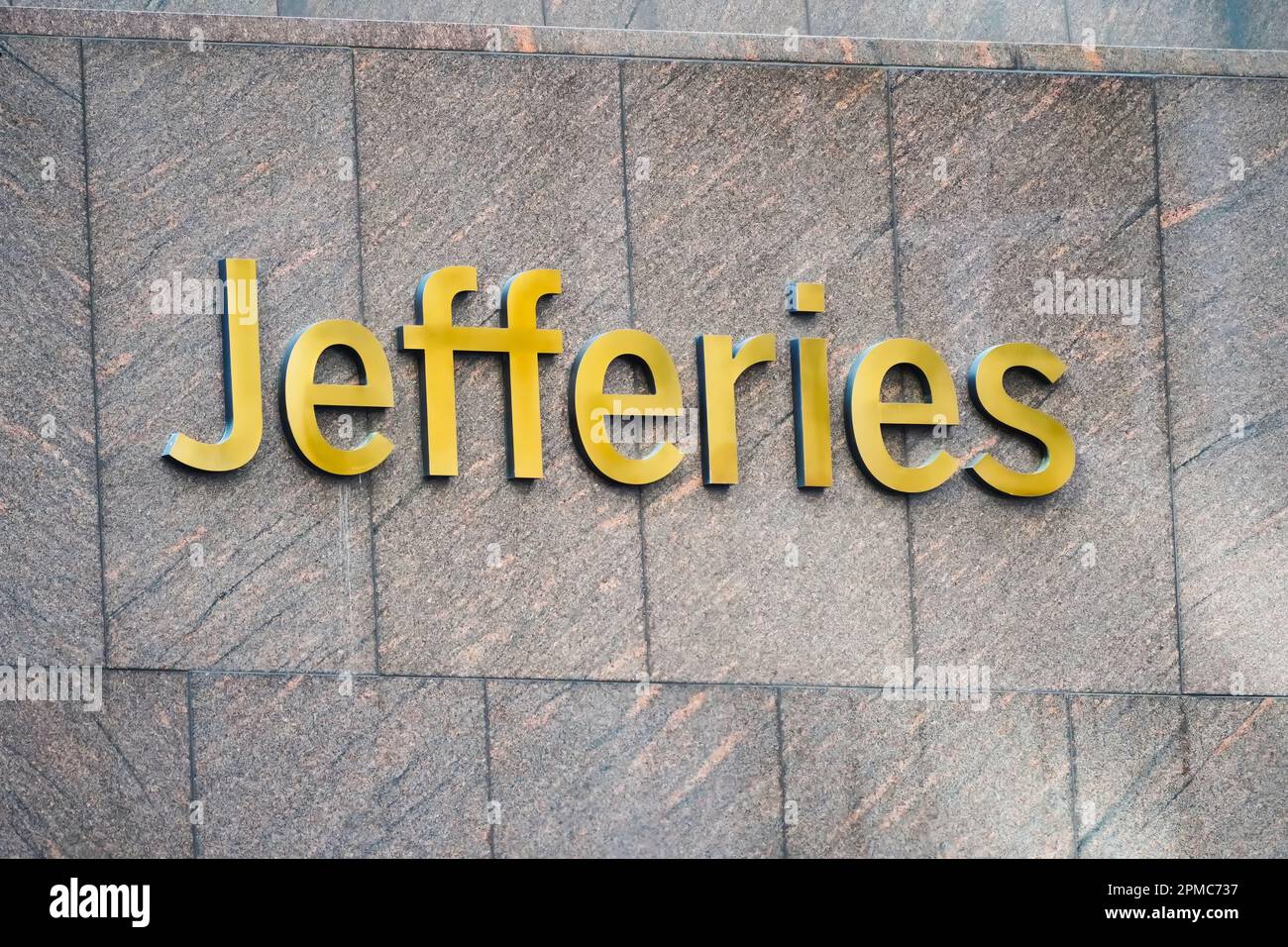 New York, NY - 9 aprile 2023 : Jefferies Group, banca d'investimento indipendente e sede centrale della società di servizi finanziari a Midtown, Manhattan. Foto Stock
