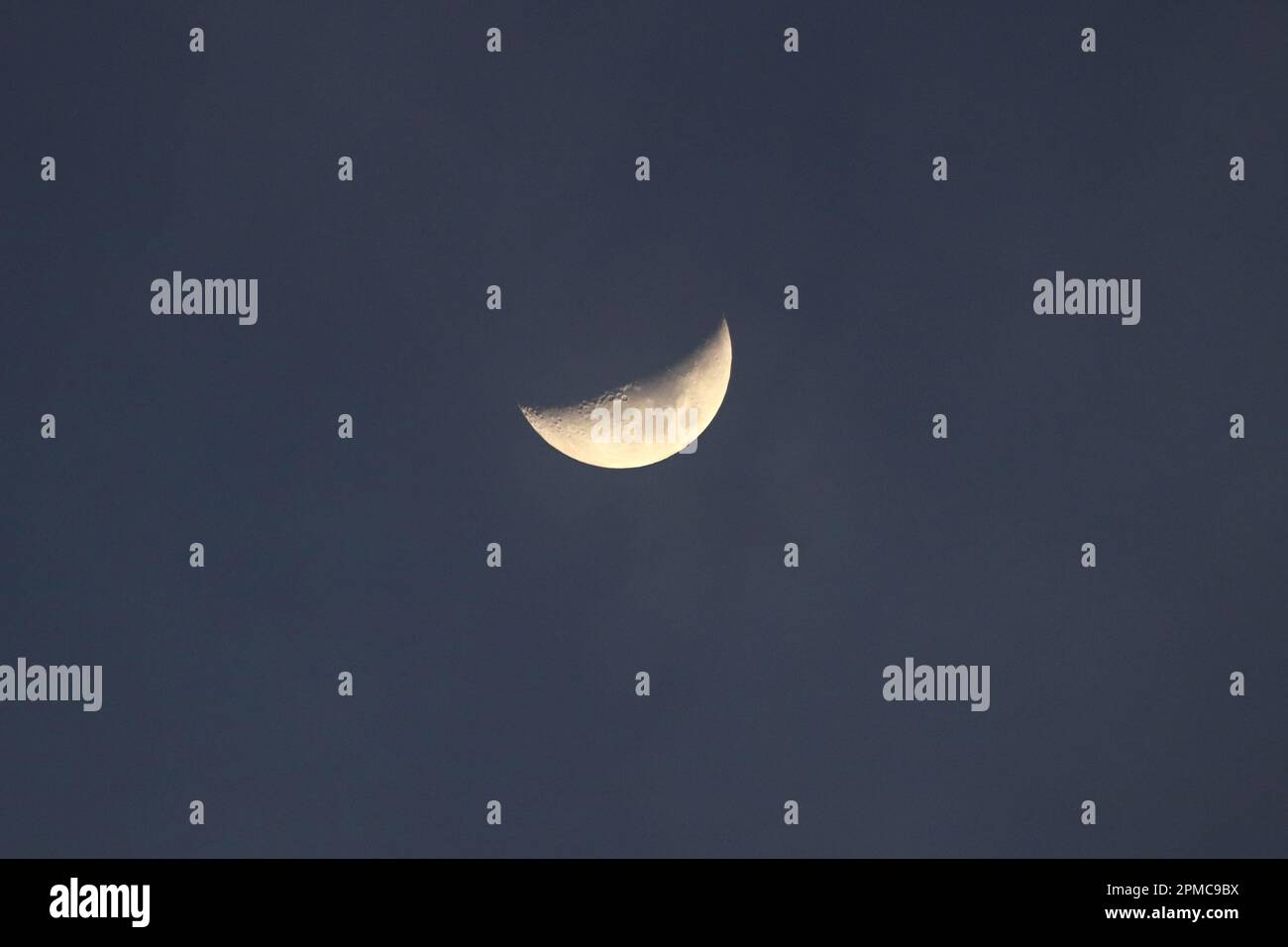 nuova luna o luna crescente da vicino in un cielo notturno blu scuro Foto Stock