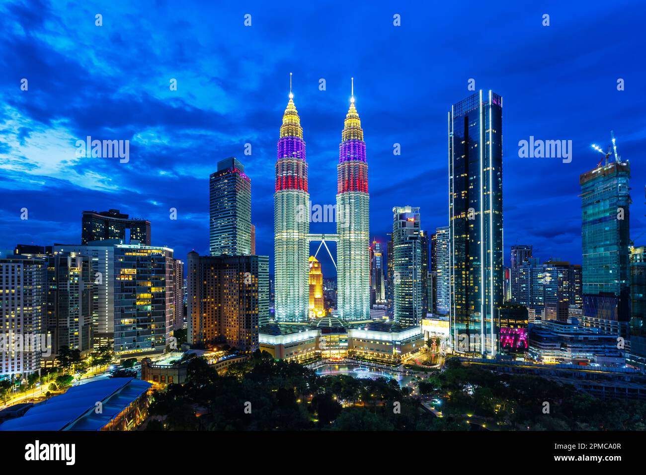 Petronas Twin Towers grattacieli KLCC skyline al crepuscolo punto di riferimento a Kuala Lumpur Malesia Foto Stock