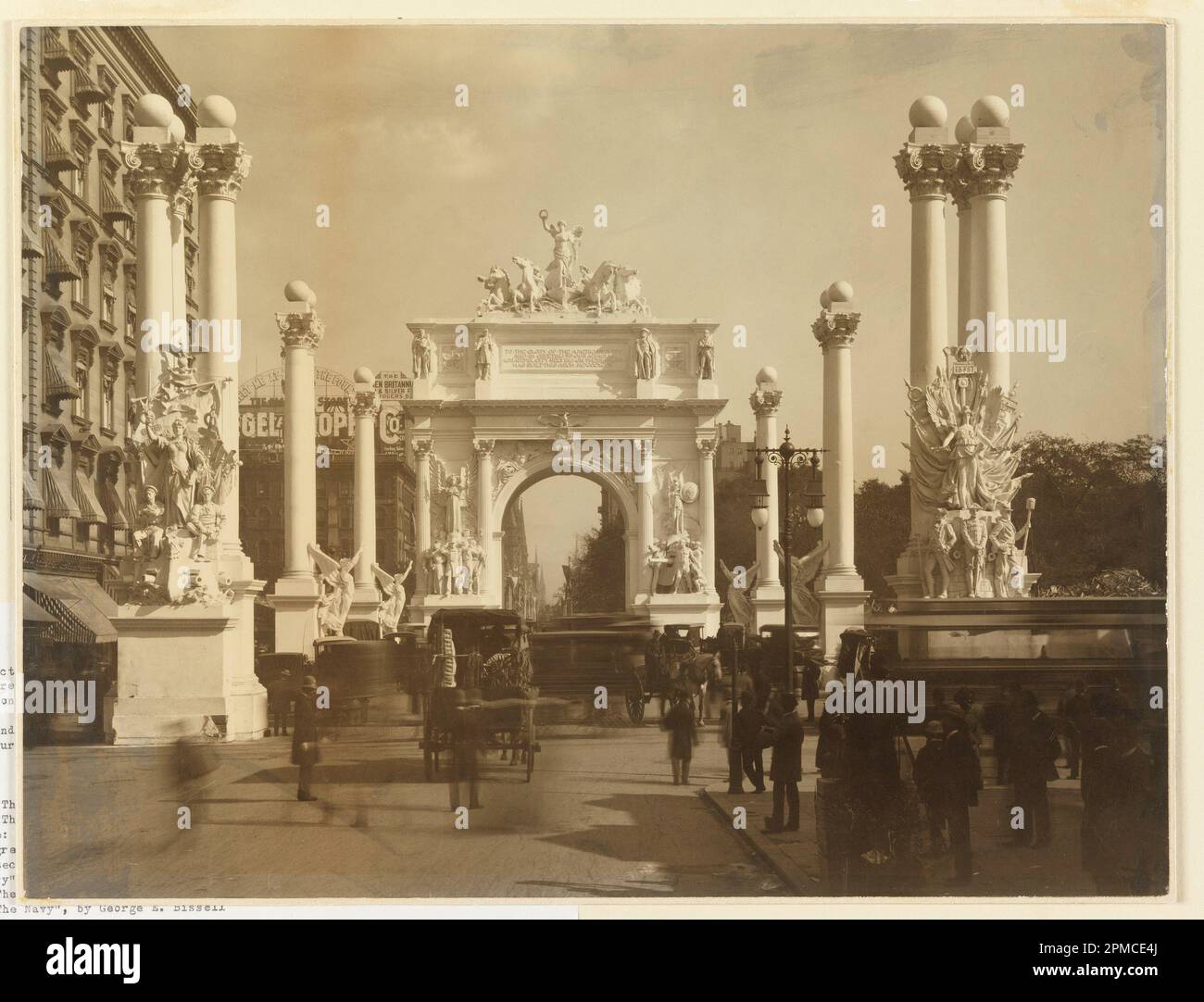 Fotografia, The Dewey Arch, Madison Square, New York; USA; Stampa fotografica su carta; foglio: 24,8 x 32,5 cm (9 3/4 x 12 13/16 pollici) Montaggio: 25,1 x 33 cm (9 7/8" x 13 poll.) Foto Stock