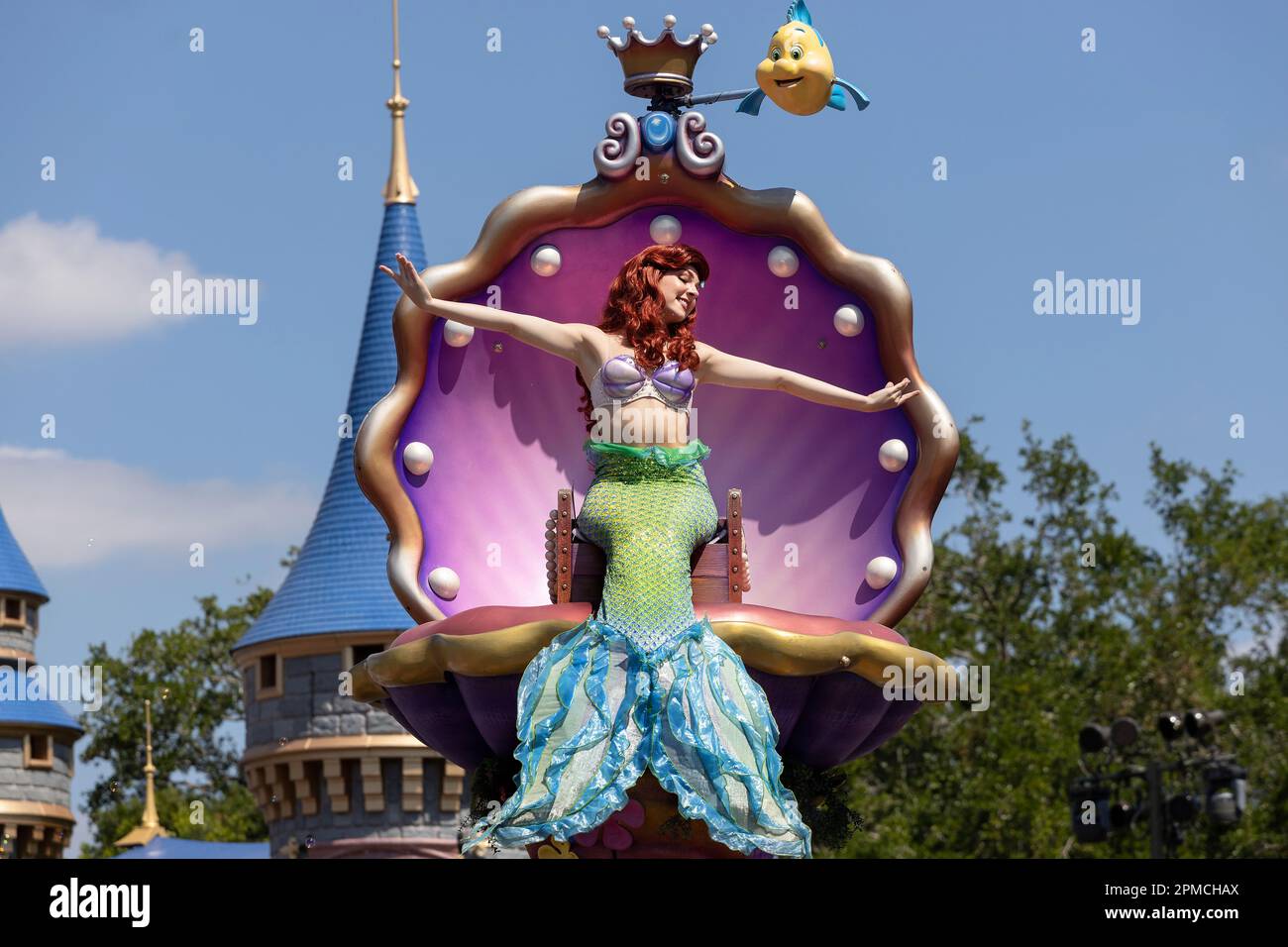 L'iconica sfilata dei personaggi Disney, passando davanti al Castello di Cenerentola al Disney World di Orlando, Florida, USA Foto Stock