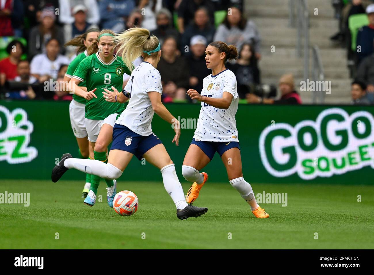 TRINITY RODMAN (25) degli Stati Uniti con il compagno di squadra JULIE ERTZ (8) blocca l'avanzamento della RUESHA LITTLEJOHN irlandese (8) durante la seconda metà di una United States Women's National Team (USWNT) amichevole calcio contro la Repubblica d'Irlanda (IRL), mentre entrambe le squadre si preparano per la prossima Coppa del mondo delle Donne più tardi nel 2023. Il team USA ha battuto gli irlandesi, il 2-0 aprile 8, 2023. Foto Stock