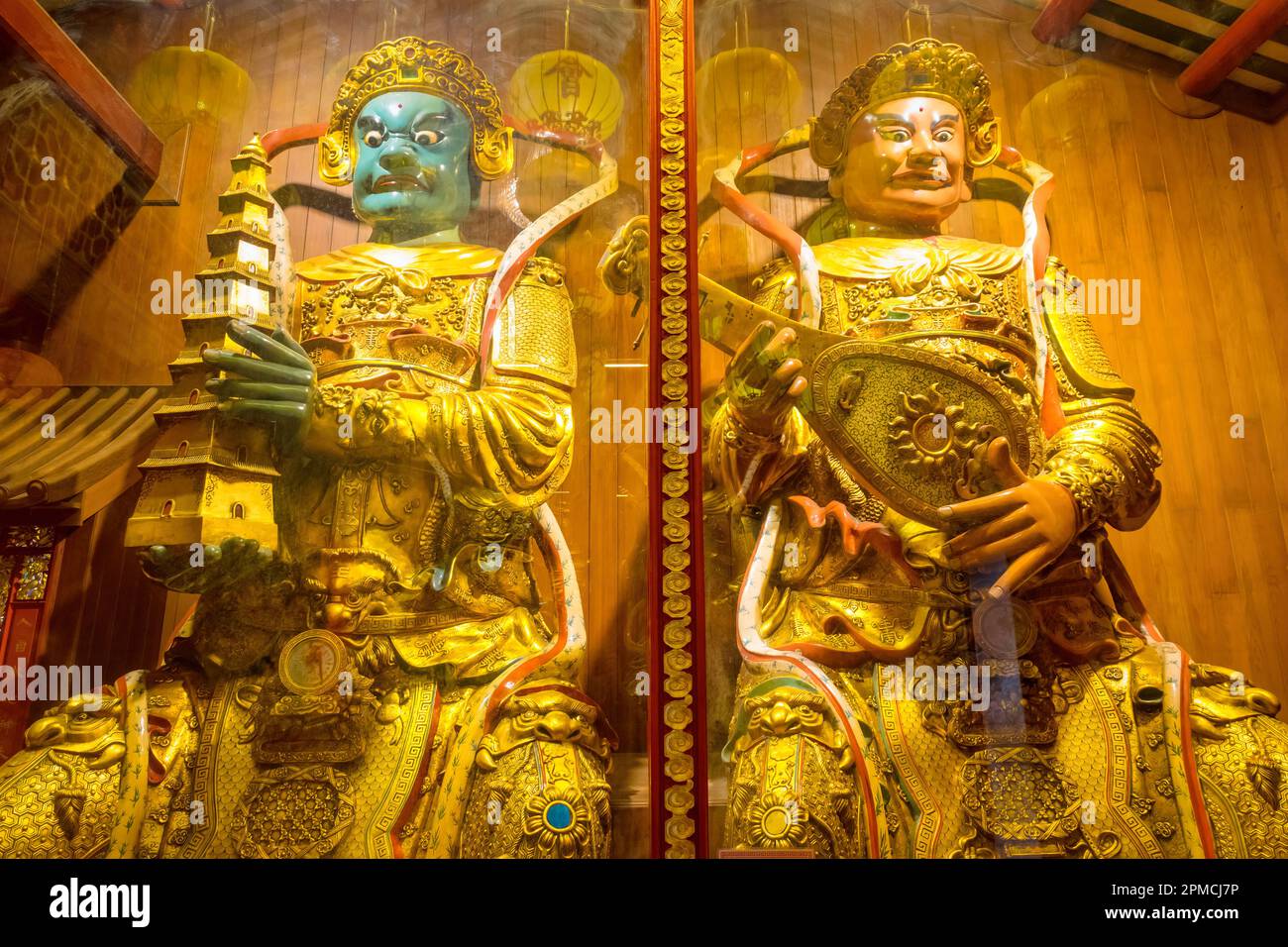 Divinità buddhiste (quattro re celesti) a Wat Mangkon Kamalawat, tempio buddhista cinese a Chinatown, Bangkok, Thailandia Foto Stock