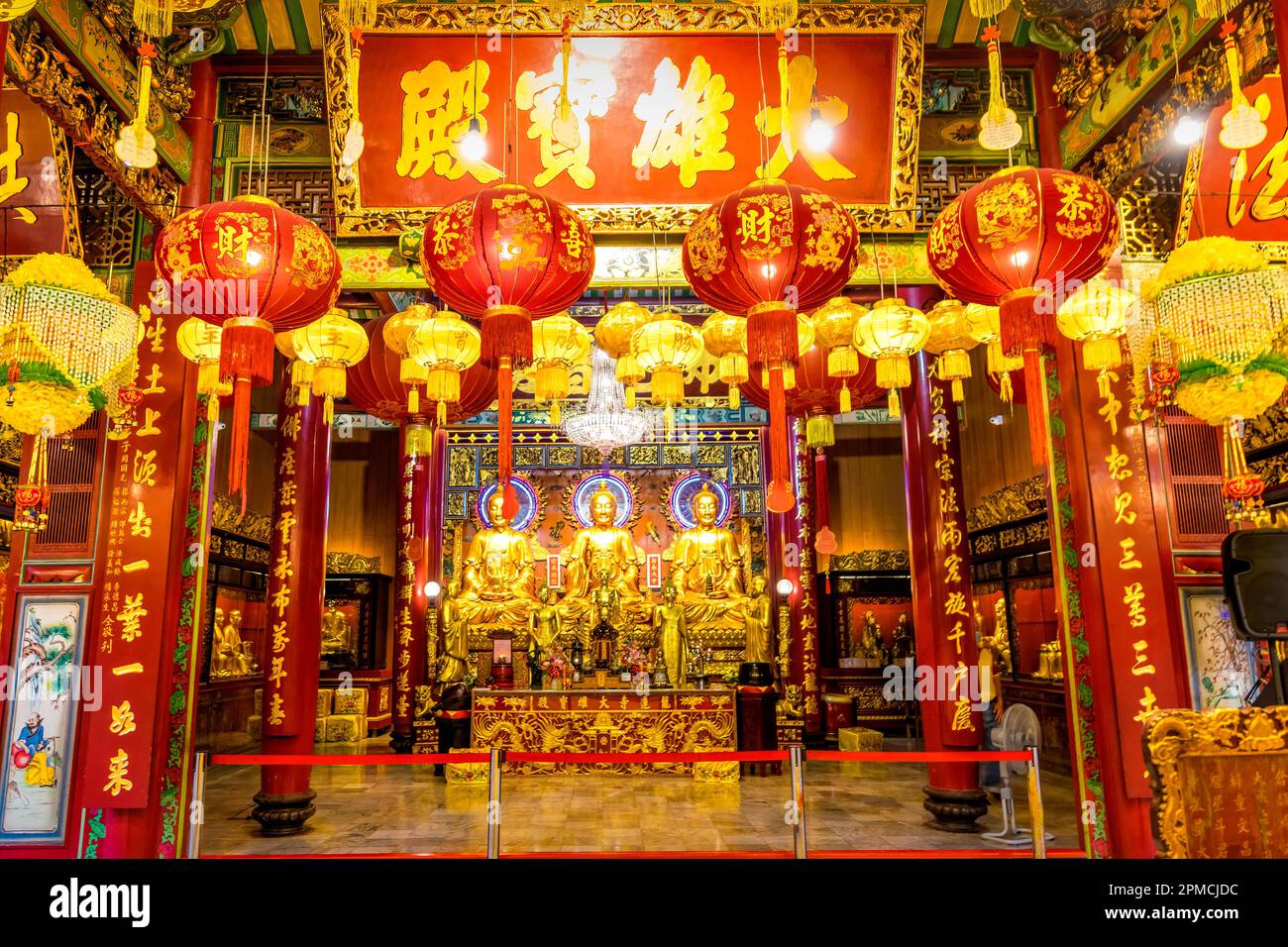 Wat Mangkon Kamalawat, il più grande e più importante tempio buddista cinese a Chinatown, Bangkok, Thailandia Foto Stock