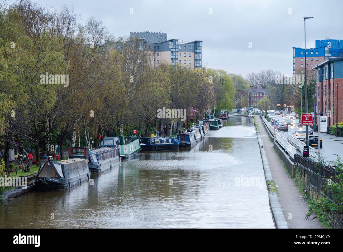 Il Bridgewater Canal a Eccles, Greater Manchester, visto dal ponte Liverpool Road A57 il 12 aprile 2023. Foto Stock