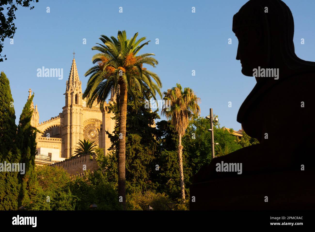 Palma, Maiorca, Isole Baleari, Spagna. 21 luglio 2022 - Sfinge retroilluminazione sul Paseo del Borne, o Borne Walk, con la cattedrale di Palma in backgroun Foto Stock