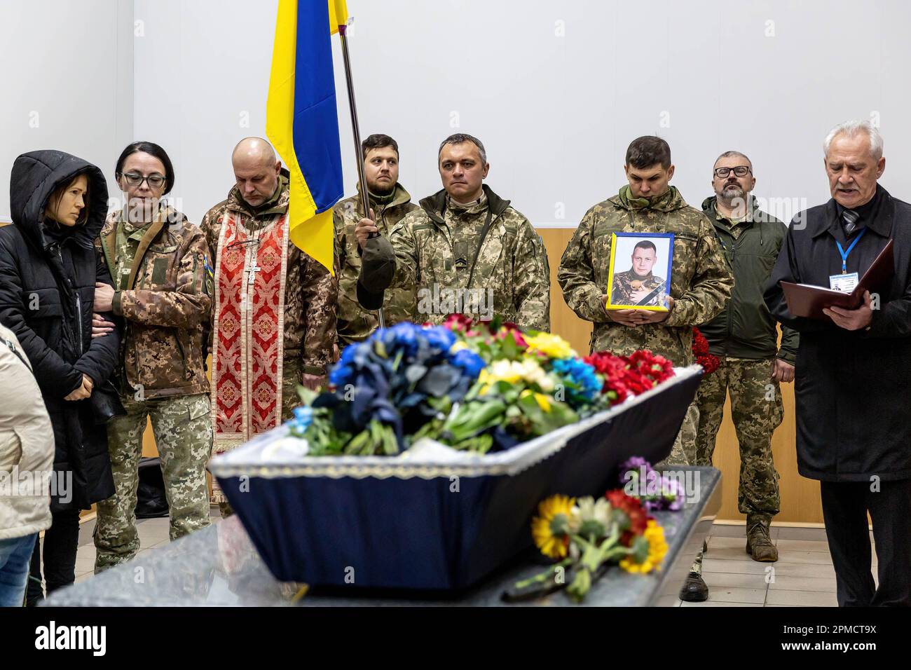 Amici e familiari partecipano al funerale di Evgeny Yakovlev, 42 anni, un soldato ucciso dalle forze russe sul fronte orientale ucraino in un combattimento, al cimitero di Lisove. Il cimitero di Lisove è il luogo in cui sono sepolti la maggior parte degli uomini dell'esercito caduti di Kiev. Poiché l'invasione su larga scala dell'Ucraina da parte delle forze russe continua, la lotta nell'est dell'Ucraina causa un tasso di incidenti molto elevato, anche se i numeri esatti sono sconosciuti. L'Ucraina si prepara ad un'offensiva primaverile per riprendere la terra occupata dalla Russia. Foto Stock