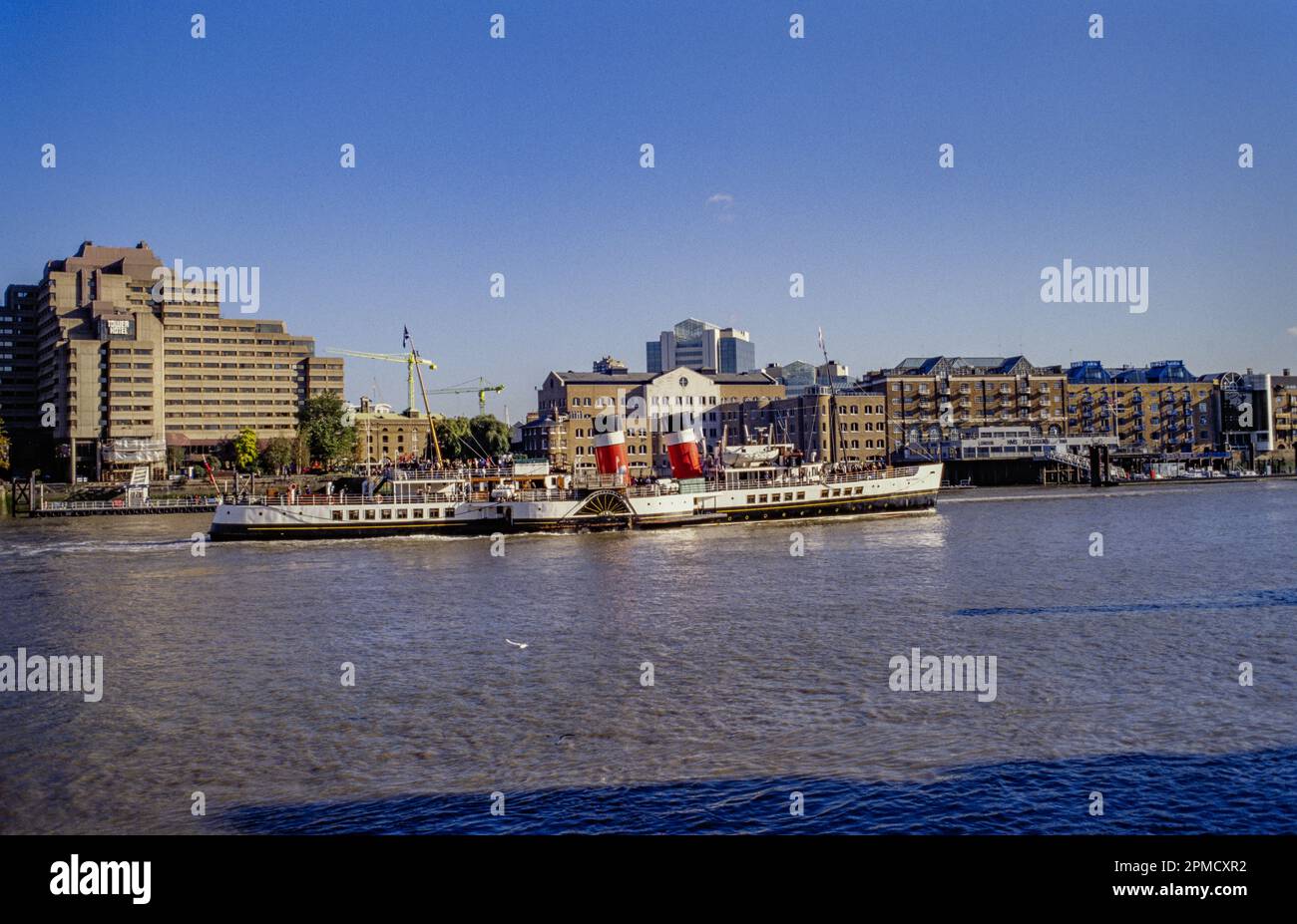 Il PS Waverley dopo aver superato il ponte torre a metà 1990Õs Foto Stock