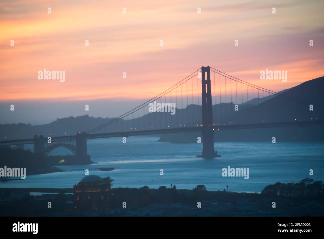 Vista del Golden Gate Bridge al tramonto Foto Stock